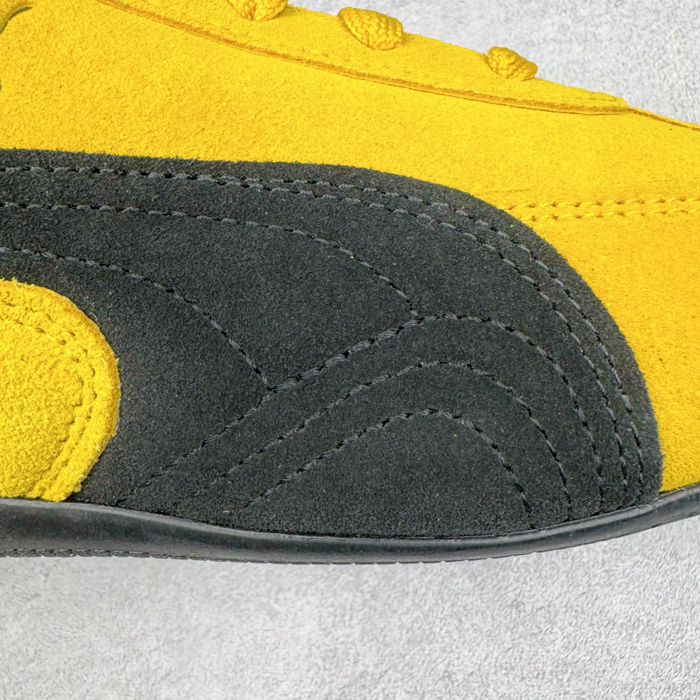 图片[17]-＃CS纯原 PUMA Speedca OG 彪马极速赛车系列低帮德训风拼接复古百搭休闲运动赛车鞋 鞋款从80、90年代赛车手所穿的防火赛车鞋为原型，鞋身线条模仿了赛车的流线廓形，体现了空气动力学原理的结构。简约流畅的外观，恰好又和贯穿其中的Formstrip Logo融合恰到好处，视觉上细节丰富且协调。本次Speedcat OG鞋款归来，最大看点自然式保留了窄版鞋型以及薄底构造。这两年各品牌鞋底越做越厚，Speedcat反其道而行之，上脚几乎无鞋底的效果带来耳目一新的视觉体验。鞋面依旧是以质感细腻的麂皮材质打造，并且大面积近乎全包裹的使用，复古味道也愈发浓烈。配色上更是将最原始的黑色和红色带回，向F1赛车队的标志性队服致敬。相信让各位一眼种草的更多是出挑的大红色，上脚即可瞬间点亮整体造型，在以球鞋为核心的OOTD中脱颖而出。而另一款黑色则是低调的万金油，彰显新潮个性的同时又不喧宾夺主，也是热爱简约系穿搭朋友的首选。 尺码：36 37 37.5 38 38.5 39 40 40.5 41 42 42.5 43 44 44.5 45 46-选品中心