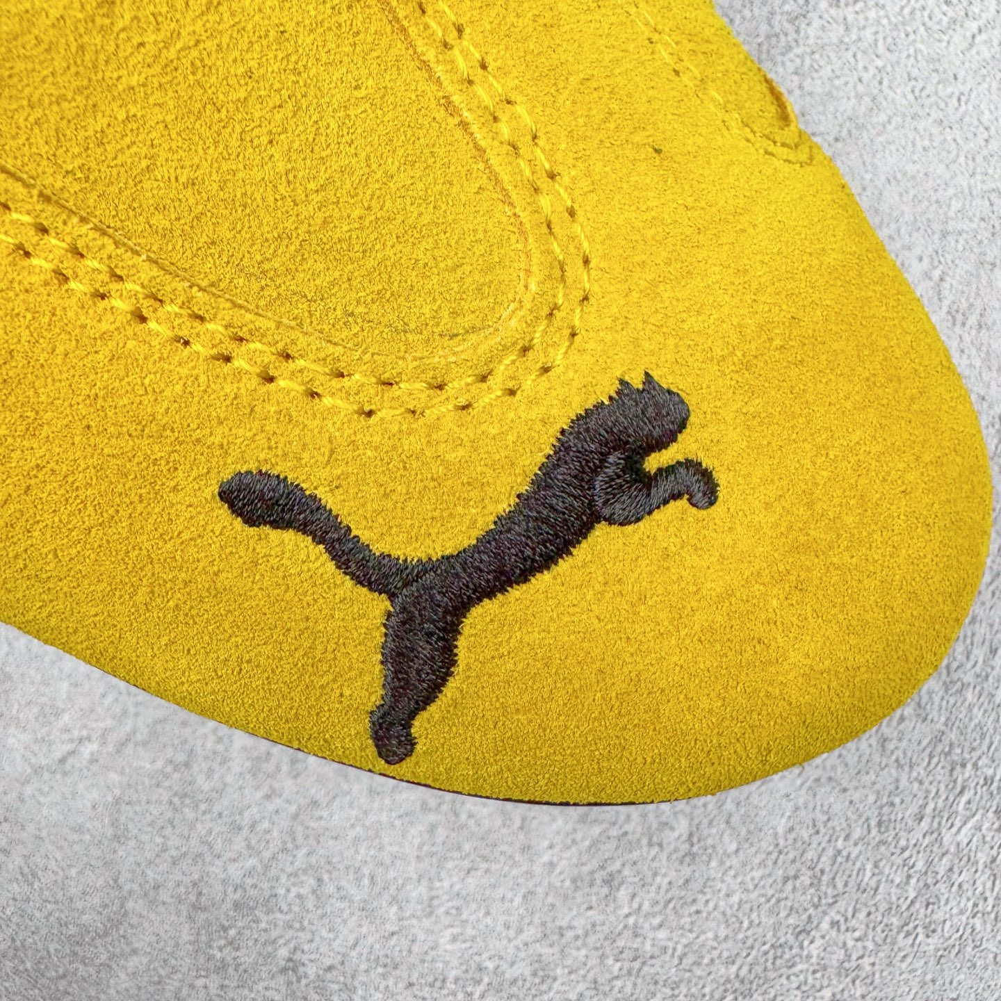 图片[15]-＃CS纯原 PUMA Speedca OG 彪马极速赛车系列低帮德训风拼接复古百搭休闲运动赛车鞋 鞋款从80、90年代赛车手所穿的防火赛车鞋为原型，鞋身线条模仿了赛车的流线廓形，体现了空气动力学原理的结构。简约流畅的外观，恰好又和贯穿其中的Formstrip Logo融合恰到好处，视觉上细节丰富且协调。本次Speedcat OG鞋款归来，最大看点自然式保留了窄版鞋型以及薄底构造。这两年各品牌鞋底越做越厚，Speedcat反其道而行之，上脚几乎无鞋底的效果带来耳目一新的视觉体验。鞋面依旧是以质感细腻的麂皮材质打造，并且大面积近乎全包裹的使用，复古味道也愈发浓烈。配色上更是将最原始的黑色和红色带回，向F1赛车队的标志性队服致敬。相信让各位一眼种草的更多是出挑的大红色，上脚即可瞬间点亮整体造型，在以球鞋为核心的OOTD中脱颖而出。而另一款黑色则是低调的万金油，彰显新潮个性的同时又不喧宾夺主，也是热爱简约系穿搭朋友的首选。 尺码：36 37 37.5 38 38.5 39 40 40.5 41 42 42.5 43 44 44.5 45 46-选品中心