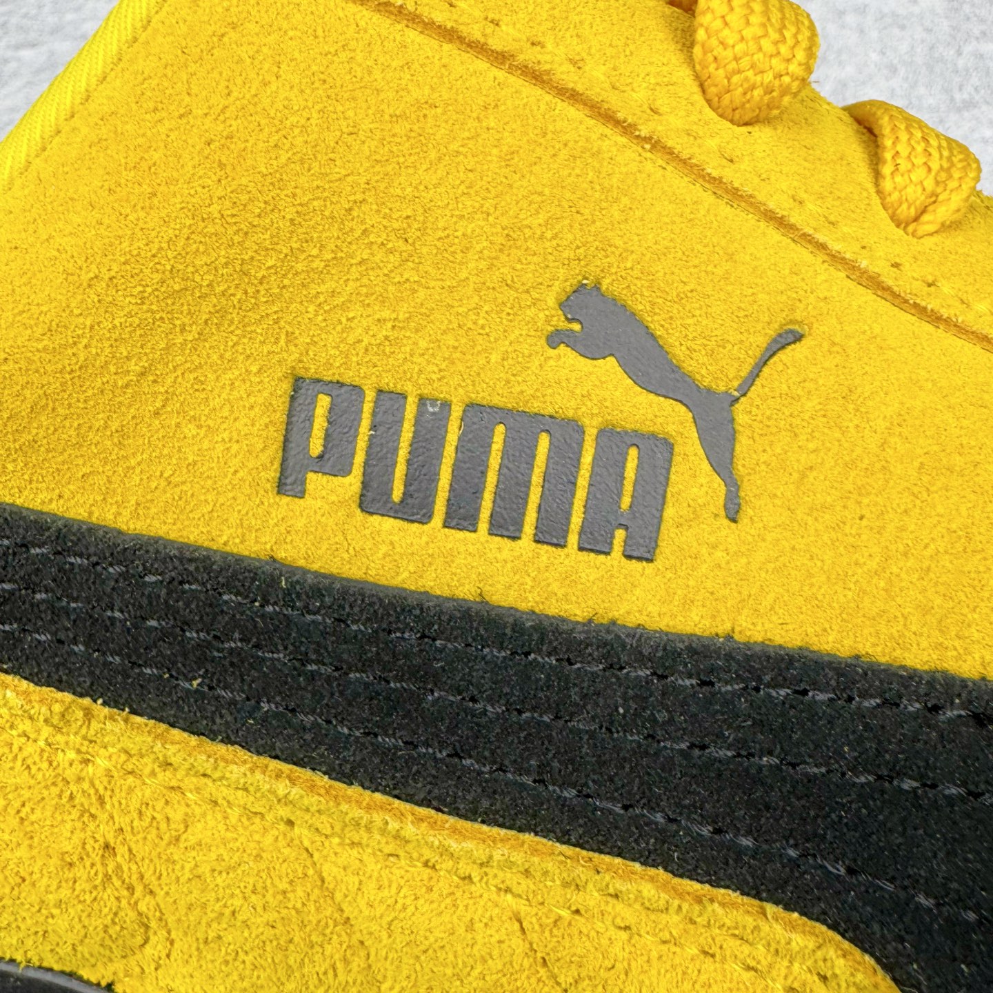 图片[16]-＃CS纯原 PUMA Speedca OG 彪马极速赛车系列低帮德训风拼接复古百搭休闲运动赛车鞋 鞋款从80、90年代赛车手所穿的防火赛车鞋为原型，鞋身线条模仿了赛车的流线廓形，体现了空气动力学原理的结构。简约流畅的外观，恰好又和贯穿其中的Formstrip Logo融合恰到好处，视觉上细节丰富且协调。本次Speedcat OG鞋款归来，最大看点自然式保留了窄版鞋型以及薄底构造。这两年各品牌鞋底越做越厚，Speedcat反其道而行之，上脚几乎无鞋底的效果带来耳目一新的视觉体验。鞋面依旧是以质感细腻的麂皮材质打造，并且大面积近乎全包裹的使用，复古味道也愈发浓烈。配色上更是将最原始的黑色和红色带回，向F1赛车队的标志性队服致敬。相信让各位一眼种草的更多是出挑的大红色，上脚即可瞬间点亮整体造型，在以球鞋为核心的OOTD中脱颖而出。而另一款黑色则是低调的万金油，彰显新潮个性的同时又不喧宾夺主，也是热爱简约系穿搭朋友的首选。 尺码：36 37 37.5 38 38.5 39 40 40.5 41 42 42.5 43 44 44.5 45 46-选品中心