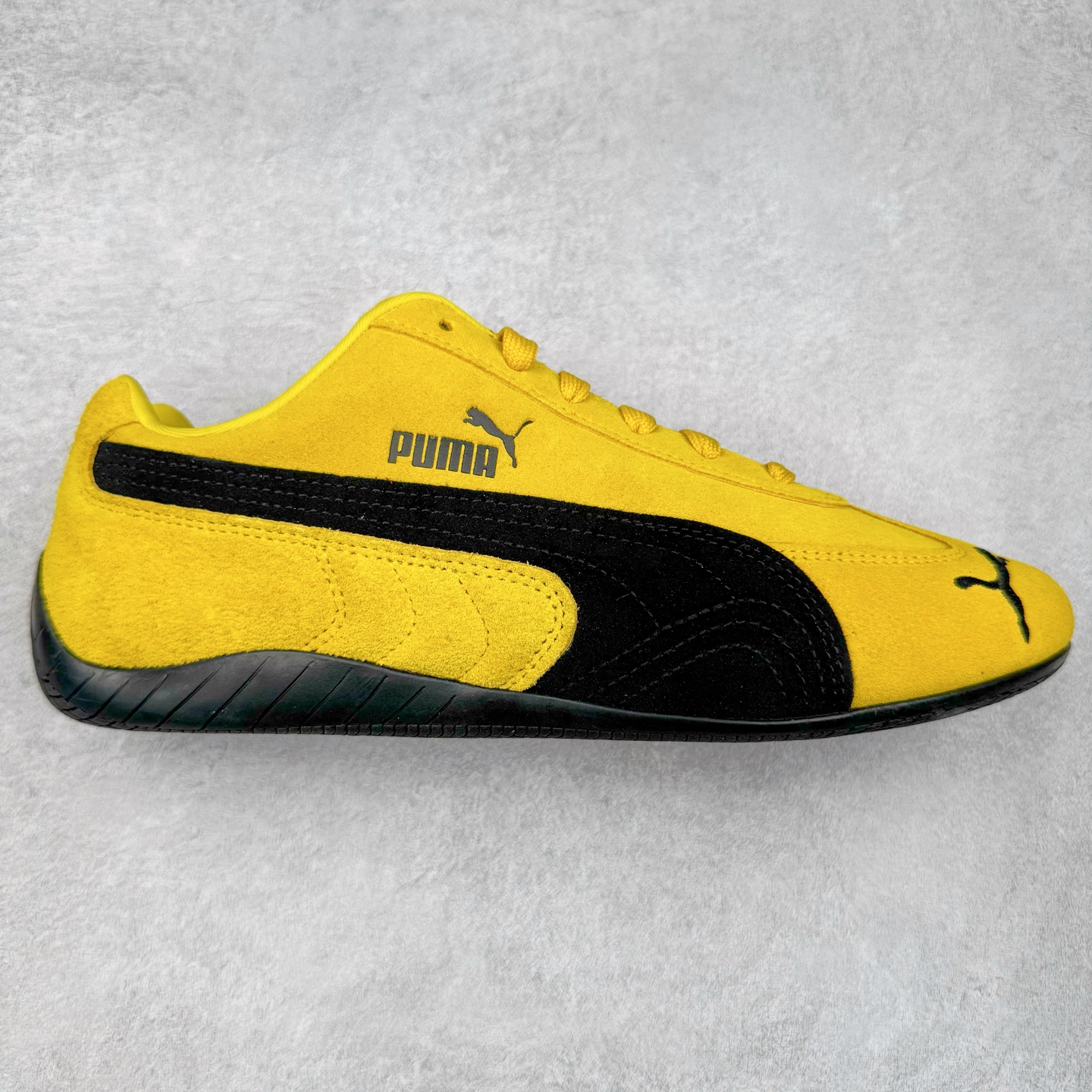 ＃CS纯原 PUMA Speedca OG 彪马极速赛车系列低帮德训风拼接复古百搭休闲运动赛车鞋 鞋款从80、90年代赛车手所穿的防火赛车鞋为原型，鞋身线条模仿了赛车的流线廓形，体现了空气动力学原理的结构。简约流畅的外观，恰好又和贯穿其中的Formstrip Logo融合恰到好处，视觉上细节丰富且协调。本次Speedcat OG鞋款归来，最大看点自然式保留了窄版鞋型以及薄底构造。这两年各品牌鞋底越做越厚，Speedcat反其道而行之，上脚几乎无鞋底的效果带来耳目一新的视觉体验。鞋面依旧是以质感细腻的麂皮材质打造，并且大面积近乎全包裹的使用，复古味道也愈发浓烈。配色上更是将最原始的黑色和红色带回，向F1赛车队的标志性队服致敬。相信让各位一眼种草的更多是出挑的大红色，上脚即可瞬间点亮整体造型，在以球鞋为核心的OOTD中脱颖而出。而另一款黑色则是低调的万金油，彰显新潮个性的同时又不喧宾夺主，也是热爱简约系穿搭朋友的首选。 尺码：36 37 37.5 38 38.5 39 40 40.5 41 42 42.5 43 44 44.5 45 46-选品中心