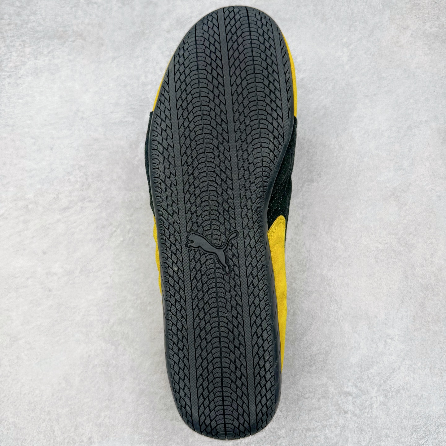 图片[9]-＃CS纯原 PUMA Speedca OG 彪马极速赛车系列低帮德训风拼接复古百搭休闲运动赛车鞋 鞋款从80、90年代赛车手所穿的防火赛车鞋为原型，鞋身线条模仿了赛车的流线廓形，体现了空气动力学原理的结构。简约流畅的外观，恰好又和贯穿其中的Formstrip Logo融合恰到好处，视觉上细节丰富且协调。本次Speedcat OG鞋款归来，最大看点自然式保留了窄版鞋型以及薄底构造。这两年各品牌鞋底越做越厚，Speedcat反其道而行之，上脚几乎无鞋底的效果带来耳目一新的视觉体验。鞋面依旧是以质感细腻的麂皮材质打造，并且大面积近乎全包裹的使用，复古味道也愈发浓烈。配色上更是将最原始的黑色和红色带回，向F1赛车队的标志性队服致敬。相信让各位一眼种草的更多是出挑的大红色，上脚即可瞬间点亮整体造型，在以球鞋为核心的OOTD中脱颖而出。而另一款黑色则是低调的万金油，彰显新潮个性的同时又不喧宾夺主，也是热爱简约系穿搭朋友的首选。 尺码：36 37 37.5 38 38.5 39 40 40.5 41 42 42.5 43 44 44.5 45 46-选品中心