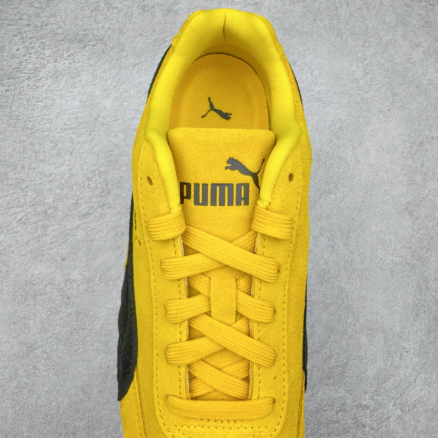 图片[5]-＃CS纯原 PUMA Speedca OG 彪马极速赛车系列低帮德训风拼接复古百搭休闲运动赛车鞋 鞋款从80、90年代赛车手所穿的防火赛车鞋为原型，鞋身线条模仿了赛车的流线廓形，体现了空气动力学原理的结构。简约流畅的外观，恰好又和贯穿其中的Formstrip Logo融合恰到好处，视觉上细节丰富且协调。本次Speedcat OG鞋款归来，最大看点自然式保留了窄版鞋型以及薄底构造。这两年各品牌鞋底越做越厚，Speedcat反其道而行之，上脚几乎无鞋底的效果带来耳目一新的视觉体验。鞋面依旧是以质感细腻的麂皮材质打造，并且大面积近乎全包裹的使用，复古味道也愈发浓烈。配色上更是将最原始的黑色和红色带回，向F1赛车队的标志性队服致敬。相信让各位一眼种草的更多是出挑的大红色，上脚即可瞬间点亮整体造型，在以球鞋为核心的OOTD中脱颖而出。而另一款黑色则是低调的万金油，彰显新潮个性的同时又不喧宾夺主，也是热爱简约系穿搭朋友的首选。 尺码：36 37 37.5 38 38.5 39 40 40.5 41 42 42.5 43 44 44.5 45 46-选品中心