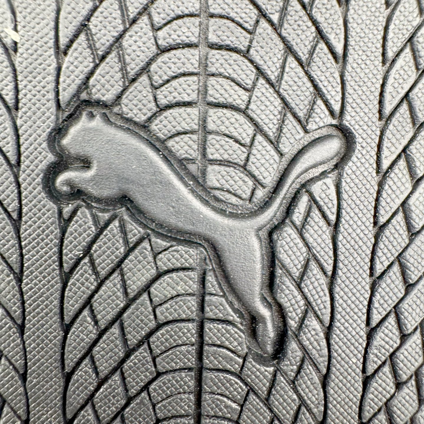 图片[18]-＃CS纯原 PUMA Speedca OG 彪马极速赛车系列低帮德训风拼接复古百搭休闲运动赛车鞋 鞋款从80、90年代赛车手所穿的防火赛车鞋为原型，鞋身线条模仿了赛车的流线廓形，体现了空气动力学原理的结构。简约流畅的外观，恰好又和贯穿其中的Formstrip Logo融合恰到好处，视觉上细节丰富且协调。本次Speedcat OG鞋款归来，最大看点自然式保留了窄版鞋型以及薄底构造。这两年各品牌鞋底越做越厚，Speedcat反其道而行之，上脚几乎无鞋底的效果带来耳目一新的视觉体验。鞋面依旧是以质感细腻的麂皮材质打造，并且大面积近乎全包裹的使用，复古味道也愈发浓烈。配色上更是将最原始的黑色和红色带回，向F1赛车队的标志性队服致敬。相信让各位一眼种草的更多是出挑的大红色，上脚即可瞬间点亮整体造型，在以球鞋为核心的OOTD中脱颖而出。而另一款黑色则是低调的万金油，彰显新潮个性的同时又不喧宾夺主，也是热爱简约系穿搭朋友的首选。 尺码：36 37 37.5 38 38.5 39 40 40.5 41 42 42.5 43 44 44.5 45 46-选品中心