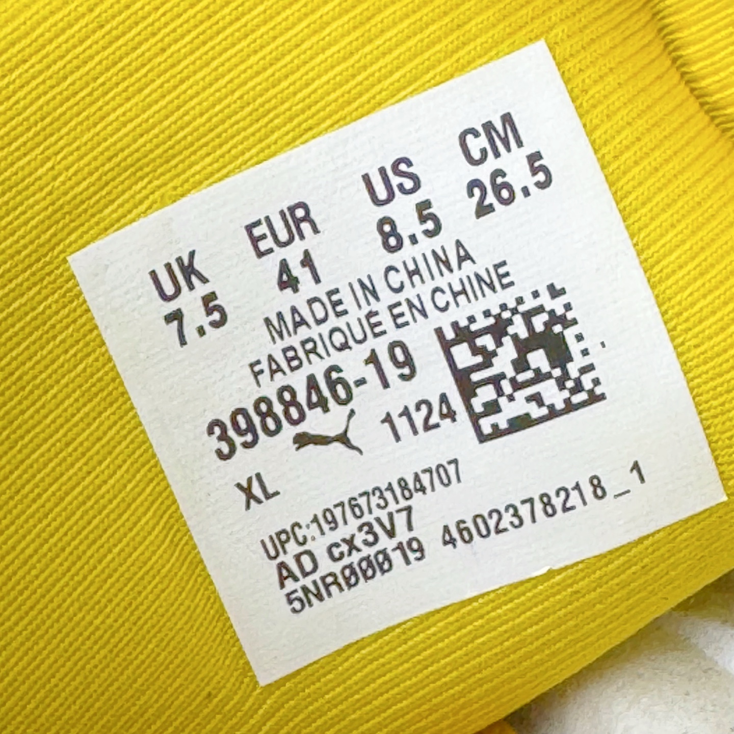 图片[11]-＃CS纯原 PUMA Speedca OG 彪马极速赛车系列低帮德训风拼接复古百搭休闲运动赛车鞋 鞋款从80、90年代赛车手所穿的防火赛车鞋为原型，鞋身线条模仿了赛车的流线廓形，体现了空气动力学原理的结构。简约流畅的外观，恰好又和贯穿其中的Formstrip Logo融合恰到好处，视觉上细节丰富且协调。本次Speedcat OG鞋款归来，最大看点自然式保留了窄版鞋型以及薄底构造。这两年各品牌鞋底越做越厚，Speedcat反其道而行之，上脚几乎无鞋底的效果带来耳目一新的视觉体验。鞋面依旧是以质感细腻的麂皮材质打造，并且大面积近乎全包裹的使用，复古味道也愈发浓烈。配色上更是将最原始的黑色和红色带回，向F1赛车队的标志性队服致敬。相信让各位一眼种草的更多是出挑的大红色，上脚即可瞬间点亮整体造型，在以球鞋为核心的OOTD中脱颖而出。而另一款黑色则是低调的万金油，彰显新潮个性的同时又不喧宾夺主，也是热爱简约系穿搭朋友的首选。 尺码：36 37 37.5 38 38.5 39 40 40.5 41 42 42.5 43 44 44.5 45 46-选品中心