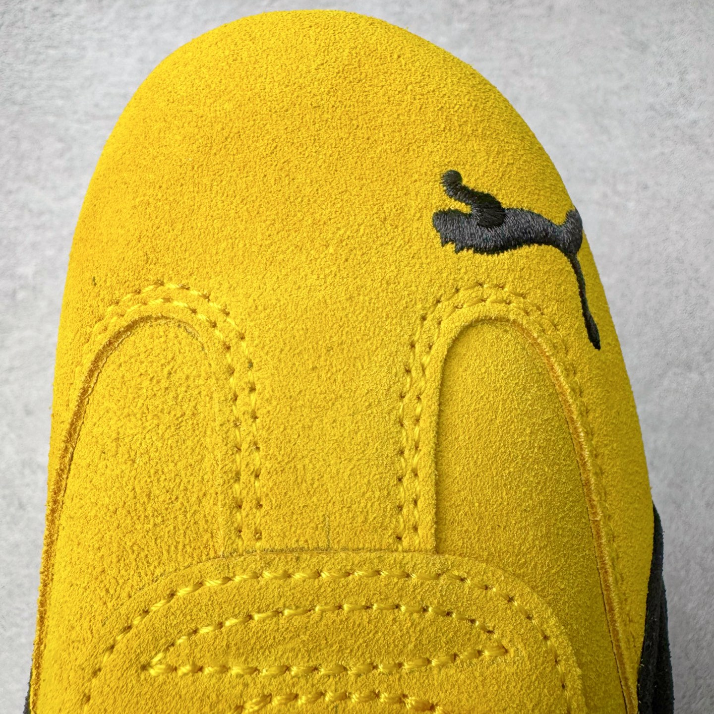 图片[14]-＃CS纯原 PUMA Speedca OG 彪马极速赛车系列低帮德训风拼接复古百搭休闲运动赛车鞋 鞋款从80、90年代赛车手所穿的防火赛车鞋为原型，鞋身线条模仿了赛车的流线廓形，体现了空气动力学原理的结构。简约流畅的外观，恰好又和贯穿其中的Formstrip Logo融合恰到好处，视觉上细节丰富且协调。本次Speedcat OG鞋款归来，最大看点自然式保留了窄版鞋型以及薄底构造。这两年各品牌鞋底越做越厚，Speedcat反其道而行之，上脚几乎无鞋底的效果带来耳目一新的视觉体验。鞋面依旧是以质感细腻的麂皮材质打造，并且大面积近乎全包裹的使用，复古味道也愈发浓烈。配色上更是将最原始的黑色和红色带回，向F1赛车队的标志性队服致敬。相信让各位一眼种草的更多是出挑的大红色，上脚即可瞬间点亮整体造型，在以球鞋为核心的OOTD中脱颖而出。而另一款黑色则是低调的万金油，彰显新潮个性的同时又不喧宾夺主，也是热爱简约系穿搭朋友的首选。 尺码：36 37 37.5 38 38.5 39 40 40.5 41 42 42.5 43 44 44.5 45 46-选品中心