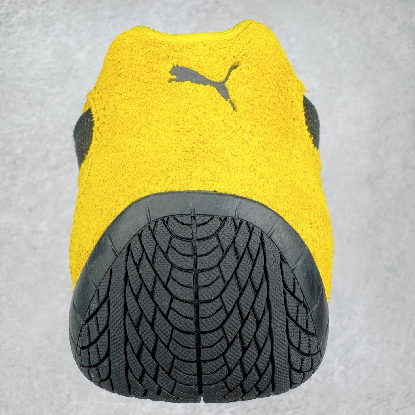 图片[8]-＃CS纯原 PUMA Speedca OG 彪马极速赛车系列低帮德训风拼接复古百搭休闲运动赛车鞋 鞋款从80、90年代赛车手所穿的防火赛车鞋为原型，鞋身线条模仿了赛车的流线廓形，体现了空气动力学原理的结构。简约流畅的外观，恰好又和贯穿其中的Formstrip Logo融合恰到好处，视觉上细节丰富且协调。本次Speedcat OG鞋款归来，最大看点自然式保留了窄版鞋型以及薄底构造。这两年各品牌鞋底越做越厚，Speedcat反其道而行之，上脚几乎无鞋底的效果带来耳目一新的视觉体验。鞋面依旧是以质感细腻的麂皮材质打造，并且大面积近乎全包裹的使用，复古味道也愈发浓烈。配色上更是将最原始的黑色和红色带回，向F1赛车队的标志性队服致敬。相信让各位一眼种草的更多是出挑的大红色，上脚即可瞬间点亮整体造型，在以球鞋为核心的OOTD中脱颖而出。而另一款黑色则是低调的万金油，彰显新潮个性的同时又不喧宾夺主，也是热爱简约系穿搭朋友的首选。 尺码：36 37 37.5 38 38.5 39 40 40.5 41 42 42.5 43 44 44.5 45 46-选品中心