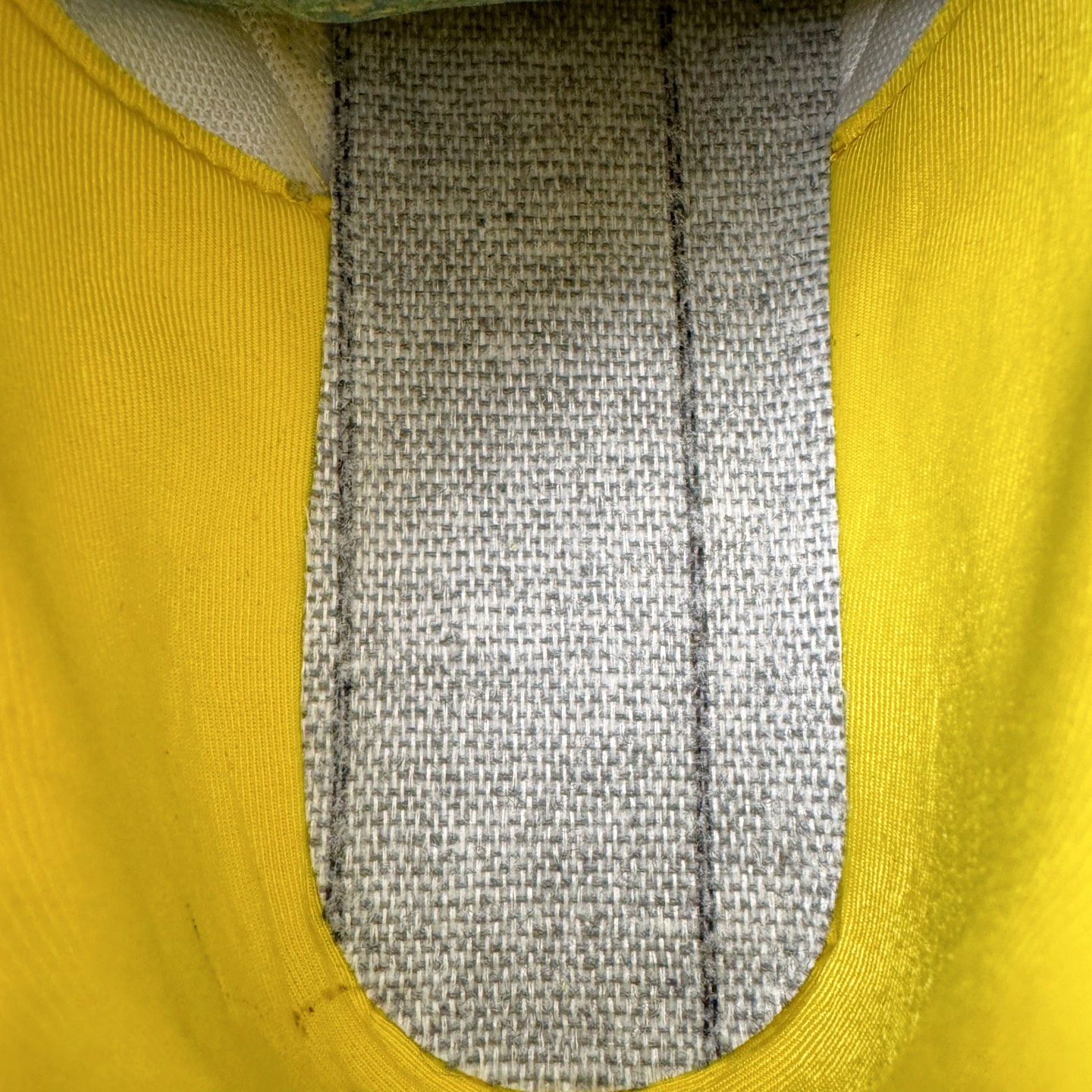 图片[10]-＃CS纯原 PUMA Speedca OG 彪马极速赛车系列低帮德训风拼接复古百搭休闲运动赛车鞋 鞋款从80、90年代赛车手所穿的防火赛车鞋为原型，鞋身线条模仿了赛车的流线廓形，体现了空气动力学原理的结构。简约流畅的外观，恰好又和贯穿其中的Formstrip Logo融合恰到好处，视觉上细节丰富且协调。本次Speedcat OG鞋款归来，最大看点自然式保留了窄版鞋型以及薄底构造。这两年各品牌鞋底越做越厚，Speedcat反其道而行之，上脚几乎无鞋底的效果带来耳目一新的视觉体验。鞋面依旧是以质感细腻的麂皮材质打造，并且大面积近乎全包裹的使用，复古味道也愈发浓烈。配色上更是将最原始的黑色和红色带回，向F1赛车队的标志性队服致敬。相信让各位一眼种草的更多是出挑的大红色，上脚即可瞬间点亮整体造型，在以球鞋为核心的OOTD中脱颖而出。而另一款黑色则是低调的万金油，彰显新潮个性的同时又不喧宾夺主，也是热爱简约系穿搭朋友的首选。 尺码：36 37 37.5 38 38.5 39 40 40.5 41 42 42.5 43 44 44.5 45 46-选品中心