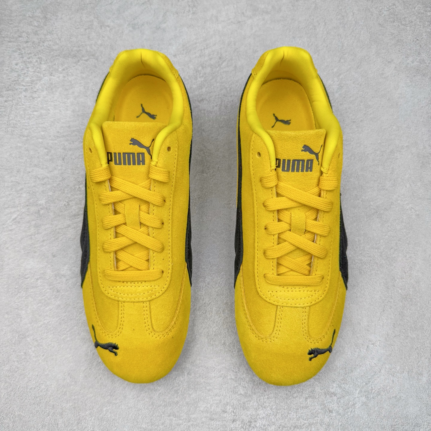 图片[2]-＃CS纯原 PUMA Speedca OG 彪马极速赛车系列低帮德训风拼接复古百搭休闲运动赛车鞋 鞋款从80、90年代赛车手所穿的防火赛车鞋为原型，鞋身线条模仿了赛车的流线廓形，体现了空气动力学原理的结构。简约流畅的外观，恰好又和贯穿其中的Formstrip Logo融合恰到好处，视觉上细节丰富且协调。本次Speedcat OG鞋款归来，最大看点自然式保留了窄版鞋型以及薄底构造。这两年各品牌鞋底越做越厚，Speedcat反其道而行之，上脚几乎无鞋底的效果带来耳目一新的视觉体验。鞋面依旧是以质感细腻的麂皮材质打造，并且大面积近乎全包裹的使用，复古味道也愈发浓烈。配色上更是将最原始的黑色和红色带回，向F1赛车队的标志性队服致敬。相信让各位一眼种草的更多是出挑的大红色，上脚即可瞬间点亮整体造型，在以球鞋为核心的OOTD中脱颖而出。而另一款黑色则是低调的万金油，彰显新潮个性的同时又不喧宾夺主，也是热爱简约系穿搭朋友的首选。 尺码：36 37 37.5 38 38.5 39 40 40.5 41 42 42.5 43 44 44.5 45 46-选品中心