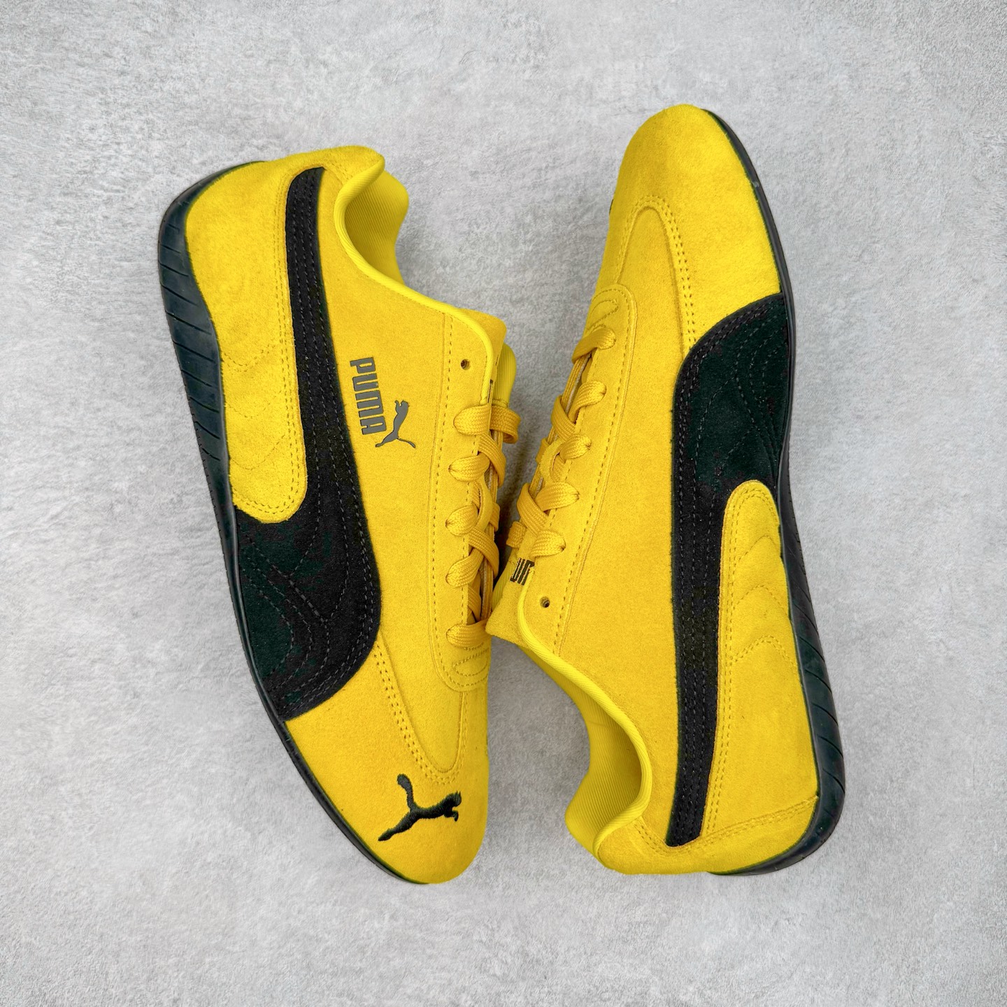 图片[3]-＃CS纯原 PUMA Speedca OG 彪马极速赛车系列低帮德训风拼接复古百搭休闲运动赛车鞋 鞋款从80、90年代赛车手所穿的防火赛车鞋为原型，鞋身线条模仿了赛车的流线廓形，体现了空气动力学原理的结构。简约流畅的外观，恰好又和贯穿其中的Formstrip Logo融合恰到好处，视觉上细节丰富且协调。本次Speedcat OG鞋款归来，最大看点自然式保留了窄版鞋型以及薄底构造。这两年各品牌鞋底越做越厚，Speedcat反其道而行之，上脚几乎无鞋底的效果带来耳目一新的视觉体验。鞋面依旧是以质感细腻的麂皮材质打造，并且大面积近乎全包裹的使用，复古味道也愈发浓烈。配色上更是将最原始的黑色和红色带回，向F1赛车队的标志性队服致敬。相信让各位一眼种草的更多是出挑的大红色，上脚即可瞬间点亮整体造型，在以球鞋为核心的OOTD中脱颖而出。而另一款黑色则是低调的万金油，彰显新潮个性的同时又不喧宾夺主，也是热爱简约系穿搭朋友的首选。 尺码：36 37 37.5 38 38.5 39 40 40.5 41 42 42.5 43 44 44.5 45 46-选品中心