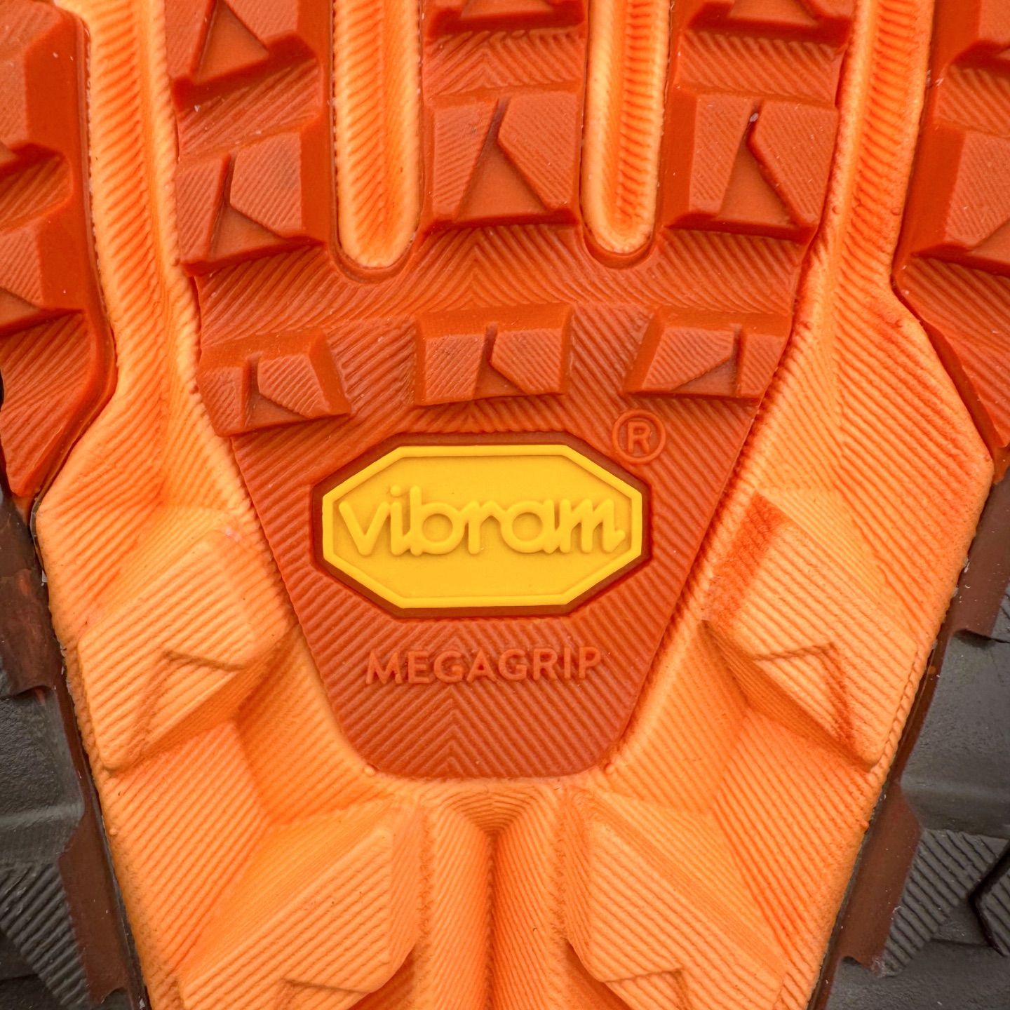 图片[18]-＃纯原 Altra OLYMPUS 6 奥创奥林匹斯六代舒适百搭防滑耐磨低帮户外跑步鞋 2009年，长跑精英运动员Golden Harper在美国犹他州创立了“Altra Footwear”，跑鞋特点是采用舒适的FootShape™M（很适鞋楦）设计和独特的BalancedCushioning™（平衡缓冲）技术，帮助遭受伤病困扰的跑者回归跑步，从而迅速积累起良好的口碑。2011年品牌迅速发展，屡获大奖。2015年开始不仅占据全美跑鞋前十，足迹更是遍布全球。2016年Altra正式进入中国市场，凭借独特的品牌风格以及出色的性能表现，三年来获得越来越多普通跑者的喜爱。销售业绩增长迅速，成为中国越野跑市场占有量前三的跑鞋品牌。实拍调校N版已经零色差零失真 百分百还原实物色彩所见即所得 不存在货不对板色差等低级问题 选购参考实物拍摄 不混卖不参货 只用心做好货严格选品 承诺混一赔十 尺码：39 40 40.5 41 42 42.5 43 44 44.5 45-选品中心