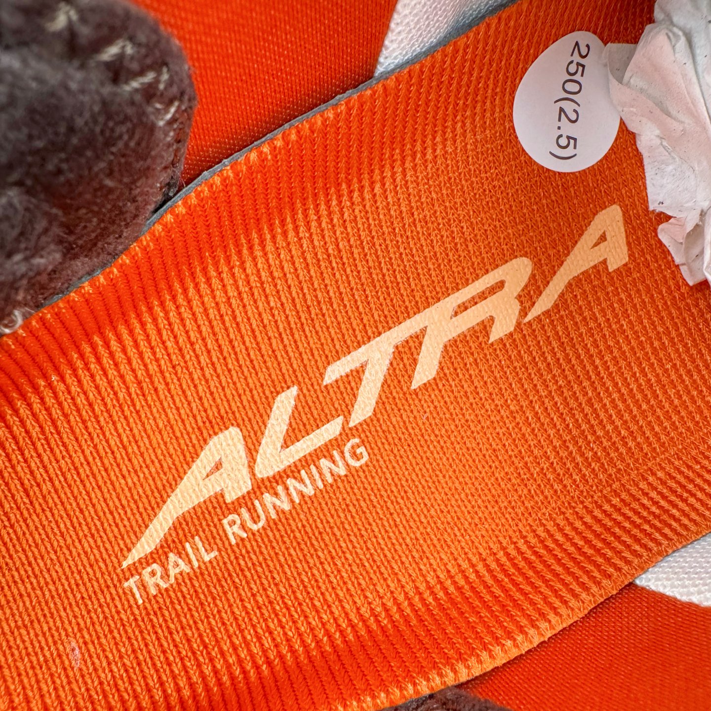 图片[11]-＃纯原 Altra OLYMPUS 6 奥创奥林匹斯六代舒适百搭防滑耐磨低帮户外跑步鞋 2009年，长跑精英运动员Golden Harper在美国犹他州创立了“Altra Footwear”，跑鞋特点是采用舒适的FootShape™M（很适鞋楦）设计和独特的BalancedCushioning™（平衡缓冲）技术，帮助遭受伤病困扰的跑者回归跑步，从而迅速积累起良好的口碑。2011年品牌迅速发展，屡获大奖。2015年开始不仅占据全美跑鞋前十，足迹更是遍布全球。2016年Altra正式进入中国市场，凭借独特的品牌风格以及出色的性能表现，三年来获得越来越多普通跑者的喜爱。销售业绩增长迅速，成为中国越野跑市场占有量前三的跑鞋品牌。实拍调校N版已经零色差零失真 百分百还原实物色彩所见即所得 不存在货不对板色差等低级问题 选购参考实物拍摄 不混卖不参货 只用心做好货严格选品 承诺混一赔十 尺码：39 40 40.5 41 42 42.5 43 44 44.5 45-选品中心