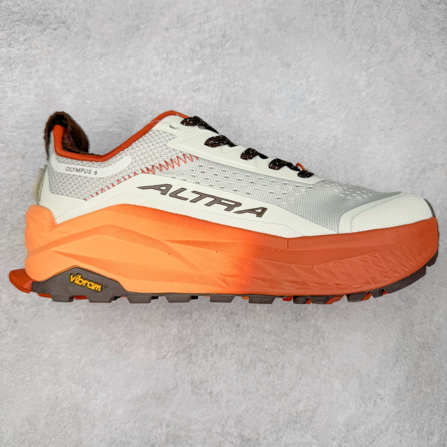 ＃纯原 Altra OLYMPUS 6 奥创奥林匹斯六代舒适百搭防滑耐磨低帮户外跑步鞋 2009年，长跑精英运动员Golden Harper在美国犹他州创立了“Altra Footwear”，跑鞋特点是采用舒适的FootShape™M（很适鞋楦）设计和独特的BalancedCushioning™（平衡缓冲）技术，帮助遭受伤病困扰的跑者回归跑步，从而迅速积累起良好的口碑。2011年品牌迅速发展，屡获大奖。2015年开始不仅占据全美跑鞋前十，足迹更是遍布全球。2016年Altra正式进入中国市场，凭借独特的品牌风格以及出色的性能表现，三年来获得越来越多普通跑者的喜爱。销售业绩增长迅速，成为中国越野跑市场占有量前三的跑鞋品牌。实拍调校N版已经零色差零失真 百分百还原实物色彩所见即所得 不存在货不对板色差等低级问题 选购参考实物拍摄 不混卖不参货 只用心做好货严格选品 承诺混一赔十 尺码：39 40 40.5 41 42 42.5 43 44 44.5 45-选品中心
