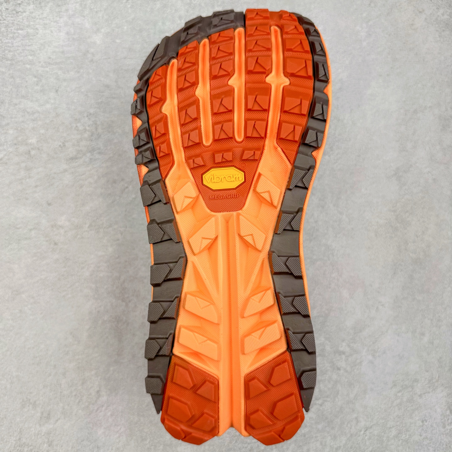 图片[9]-＃纯原 Altra OLYMPUS 6 奥创奥林匹斯六代舒适百搭防滑耐磨低帮户外跑步鞋 2009年，长跑精英运动员Golden Harper在美国犹他州创立了“Altra Footwear”，跑鞋特点是采用舒适的FootShape™M（很适鞋楦）设计和独特的BalancedCushioning™（平衡缓冲）技术，帮助遭受伤病困扰的跑者回归跑步，从而迅速积累起良好的口碑。2011年品牌迅速发展，屡获大奖。2015年开始不仅占据全美跑鞋前十，足迹更是遍布全球。2016年Altra正式进入中国市场，凭借独特的品牌风格以及出色的性能表现，三年来获得越来越多普通跑者的喜爱。销售业绩增长迅速，成为中国越野跑市场占有量前三的跑鞋品牌。实拍调校N版已经零色差零失真 百分百还原实物色彩所见即所得 不存在货不对板色差等低级问题 选购参考实物拍摄 不混卖不参货 只用心做好货严格选品 承诺混一赔十 尺码：39 40 40.5 41 42 42.5 43 44 44.5 45-选品中心