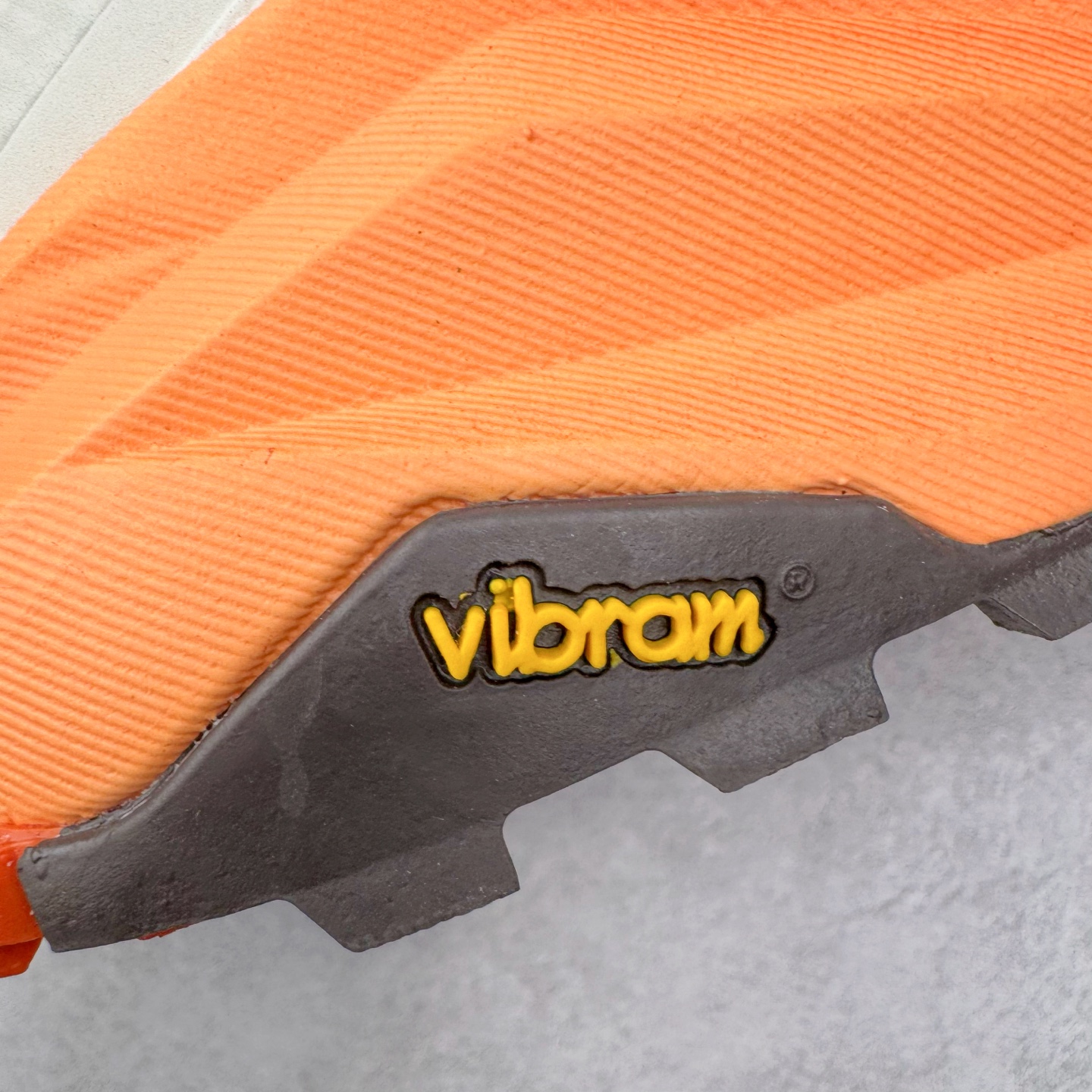 图片[17]-＃纯原 Altra OLYMPUS 6 奥创奥林匹斯六代舒适百搭防滑耐磨低帮户外跑步鞋 2009年，长跑精英运动员Golden Harper在美国犹他州创立了“Altra Footwear”，跑鞋特点是采用舒适的FootShape™M（很适鞋楦）设计和独特的BalancedCushioning™（平衡缓冲）技术，帮助遭受伤病困扰的跑者回归跑步，从而迅速积累起良好的口碑。2011年品牌迅速发展，屡获大奖。2015年开始不仅占据全美跑鞋前十，足迹更是遍布全球。2016年Altra正式进入中国市场，凭借独特的品牌风格以及出色的性能表现，三年来获得越来越多普通跑者的喜爱。销售业绩增长迅速，成为中国越野跑市场占有量前三的跑鞋品牌。实拍调校N版已经零色差零失真 百分百还原实物色彩所见即所得 不存在货不对板色差等低级问题 选购参考实物拍摄 不混卖不参货 只用心做好货严格选品 承诺混一赔十 尺码：39 40 40.5 41 42 42.5 43 44 44.5 45-选品中心