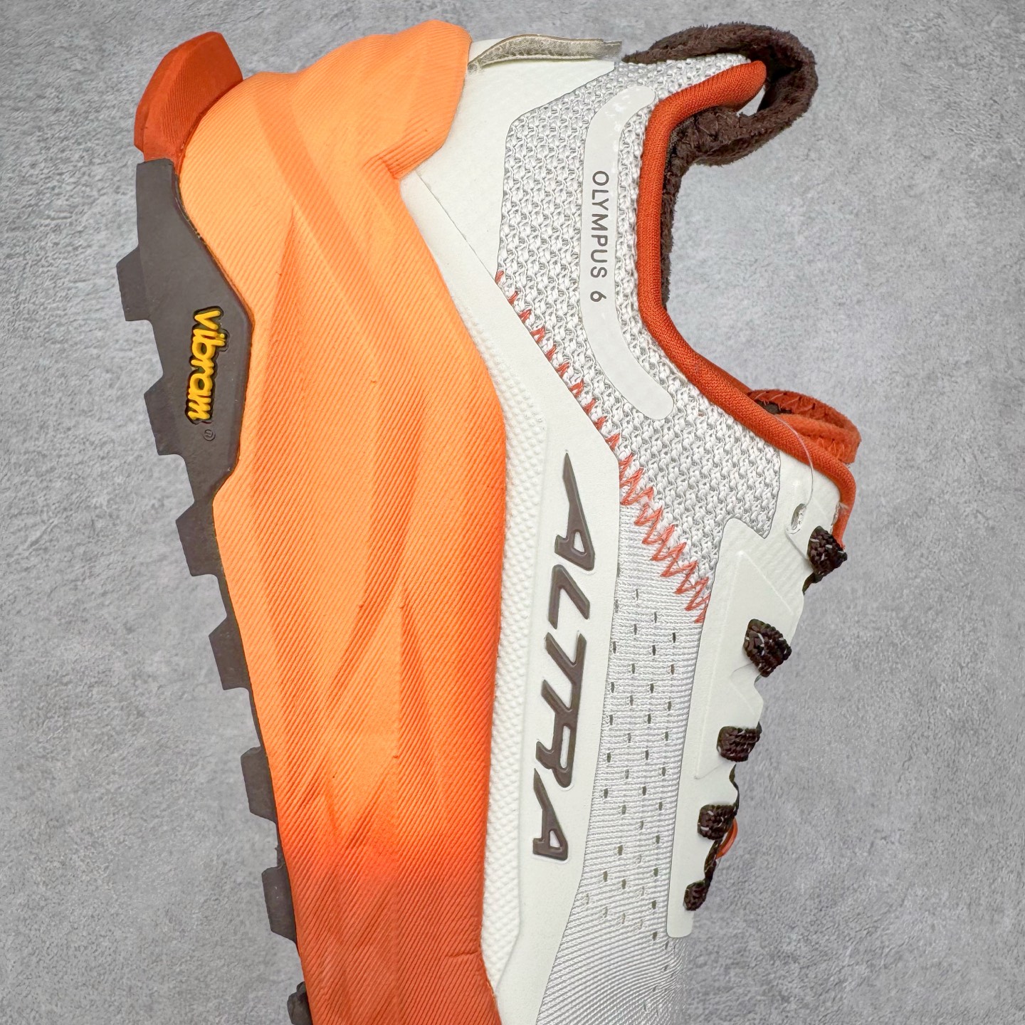 图片[6]-＃纯原 Altra OLYMPUS 6 奥创奥林匹斯六代舒适百搭防滑耐磨低帮户外跑步鞋 2009年，长跑精英运动员Golden Harper在美国犹他州创立了“Altra Footwear”，跑鞋特点是采用舒适的FootShape™M（很适鞋楦）设计和独特的BalancedCushioning™（平衡缓冲）技术，帮助遭受伤病困扰的跑者回归跑步，从而迅速积累起良好的口碑。2011年品牌迅速发展，屡获大奖。2015年开始不仅占据全美跑鞋前十，足迹更是遍布全球。2016年Altra正式进入中国市场，凭借独特的品牌风格以及出色的性能表现，三年来获得越来越多普通跑者的喜爱。销售业绩增长迅速，成为中国越野跑市场占有量前三的跑鞋品牌。实拍调校N版已经零色差零失真 百分百还原实物色彩所见即所得 不存在货不对板色差等低级问题 选购参考实物拍摄 不混卖不参货 只用心做好货严格选品 承诺混一赔十 尺码：39 40 40.5 41 42 42.5 43 44 44.5 45-选品中心