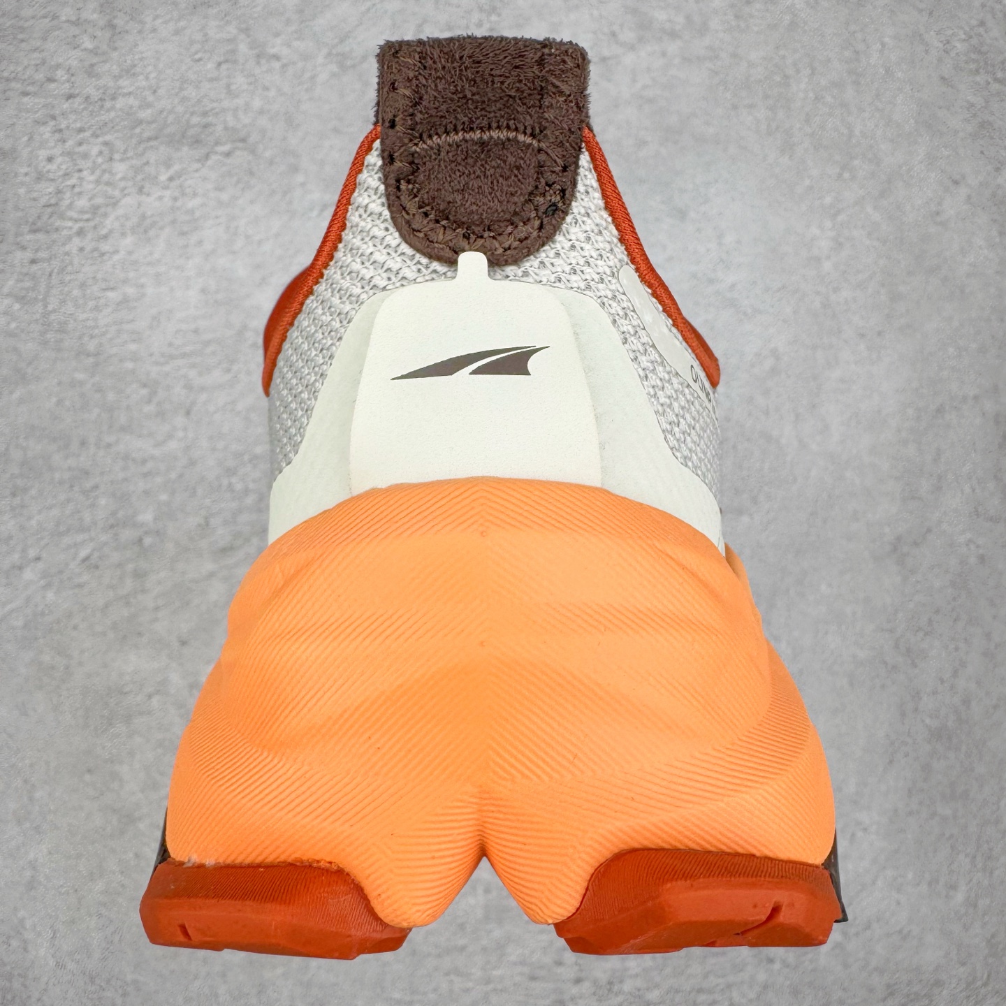 图片[8]-＃纯原 Altra OLYMPUS 6 奥创奥林匹斯六代舒适百搭防滑耐磨低帮户外跑步鞋 2009年，长跑精英运动员Golden Harper在美国犹他州创立了“Altra Footwear”，跑鞋特点是采用舒适的FootShape™M（很适鞋楦）设计和独特的BalancedCushioning™（平衡缓冲）技术，帮助遭受伤病困扰的跑者回归跑步，从而迅速积累起良好的口碑。2011年品牌迅速发展，屡获大奖。2015年开始不仅占据全美跑鞋前十，足迹更是遍布全球。2016年Altra正式进入中国市场，凭借独特的品牌风格以及出色的性能表现，三年来获得越来越多普通跑者的喜爱。销售业绩增长迅速，成为中国越野跑市场占有量前三的跑鞋品牌。实拍调校N版已经零色差零失真 百分百还原实物色彩所见即所得 不存在货不对板色差等低级问题 选购参考实物拍摄 不混卖不参货 只用心做好货严格选品 承诺混一赔十 尺码：39 40 40.5 41 42 42.5 43 44 44.5 45-选品中心