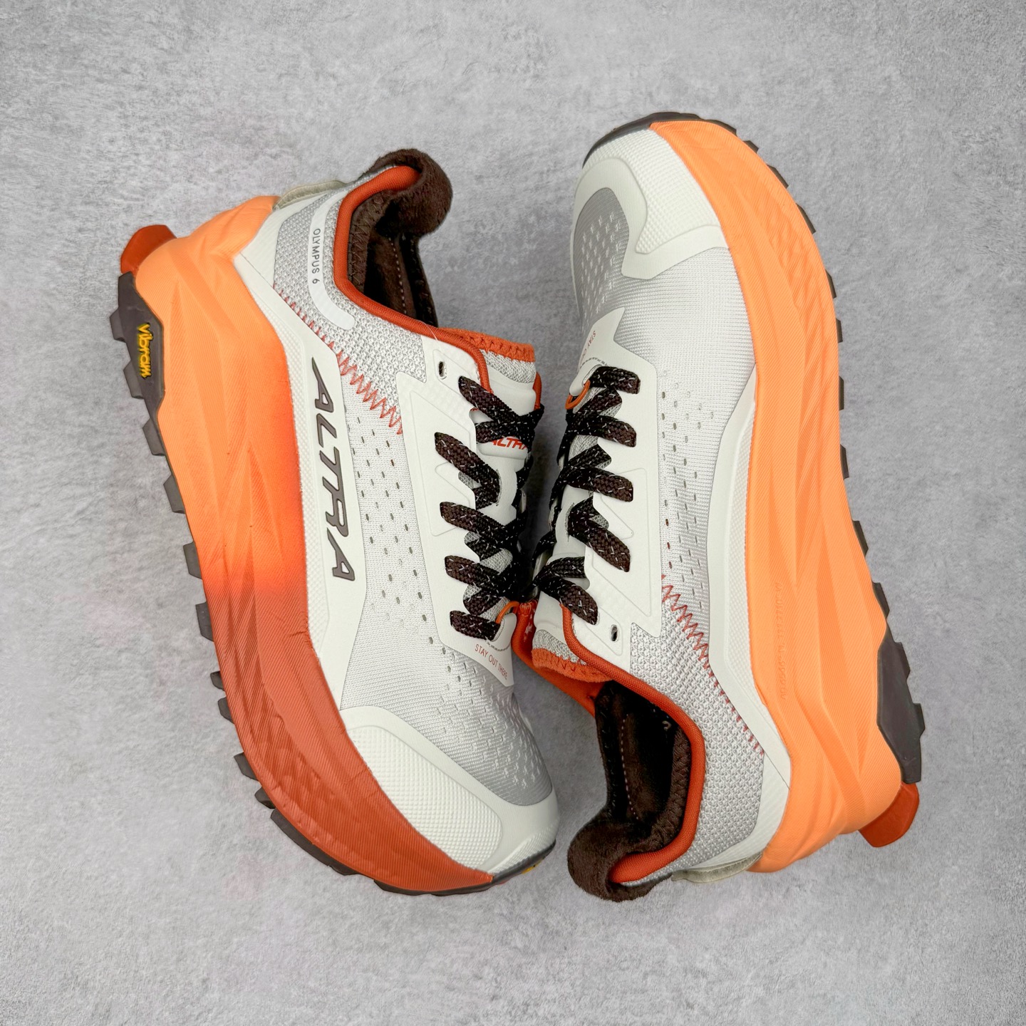 图片[3]-＃纯原 Altra OLYMPUS 6 奥创奥林匹斯六代舒适百搭防滑耐磨低帮户外跑步鞋 2009年，长跑精英运动员Golden Harper在美国犹他州创立了“Altra Footwear”，跑鞋特点是采用舒适的FootShape™M（很适鞋楦）设计和独特的BalancedCushioning™（平衡缓冲）技术，帮助遭受伤病困扰的跑者回归跑步，从而迅速积累起良好的口碑。2011年品牌迅速发展，屡获大奖。2015年开始不仅占据全美跑鞋前十，足迹更是遍布全球。2016年Altra正式进入中国市场，凭借独特的品牌风格以及出色的性能表现，三年来获得越来越多普通跑者的喜爱。销售业绩增长迅速，成为中国越野跑市场占有量前三的跑鞋品牌。实拍调校N版已经零色差零失真 百分百还原实物色彩所见即所得 不存在货不对板色差等低级问题 选购参考实物拍摄 不混卖不参货 只用心做好货严格选品 承诺混一赔十 尺码：39 40 40.5 41 42 42.5 43 44 44.5 45-选品中心