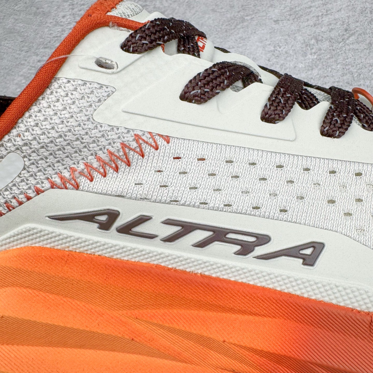 图片[16]-＃纯原 Altra OLYMPUS 6 奥创奥林匹斯六代舒适百搭防滑耐磨低帮户外跑步鞋 2009年，长跑精英运动员Golden Harper在美国犹他州创立了“Altra Footwear”，跑鞋特点是采用舒适的FootShape™M（很适鞋楦）设计和独特的BalancedCushioning™（平衡缓冲）技术，帮助遭受伤病困扰的跑者回归跑步，从而迅速积累起良好的口碑。2011年品牌迅速发展，屡获大奖。2015年开始不仅占据全美跑鞋前十，足迹更是遍布全球。2016年Altra正式进入中国市场，凭借独特的品牌风格以及出色的性能表现，三年来获得越来越多普通跑者的喜爱。销售业绩增长迅速，成为中国越野跑市场占有量前三的跑鞋品牌。实拍调校N版已经零色差零失真 百分百还原实物色彩所见即所得 不存在货不对板色差等低级问题 选购参考实物拍摄 不混卖不参货 只用心做好货严格选品 承诺混一赔十 尺码：39 40 40.5 41 42 42.5 43 44 44.5 45-选品中心