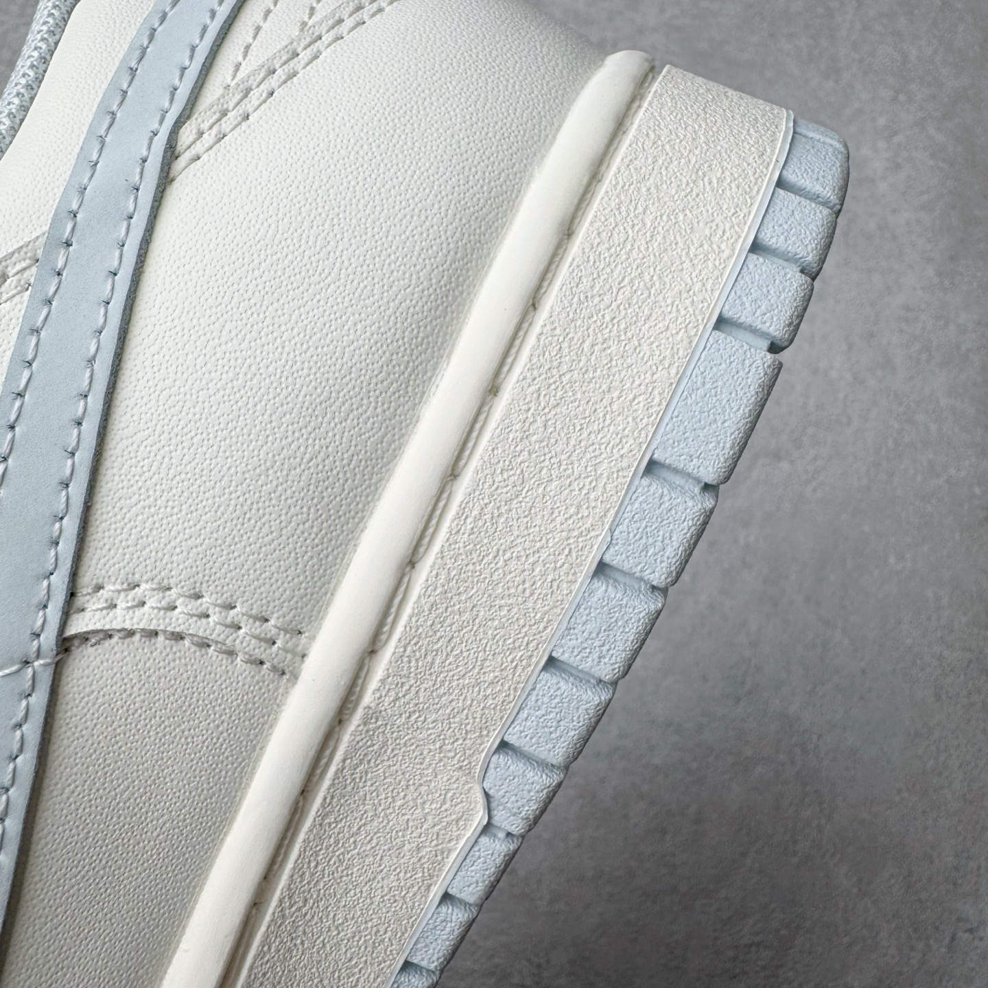 图片[14]-＃YC纯原 NK Dunk Low 破晓初蓝 WB0508-047 当杏仁白裹住天光初绽的蓝，演绎晨曦初绽的优雅步履。鞋侧一抹冰蓝调如破晓时第一道光穿透雾霭，冷色调与暖白基底碰撞出清新与柔和的奇妙平衡。解构式鞋带，赋予经典鞋型当代松弛美学的呼吸感。真正高级的设计无需喧哗，它以沉默的材质、克制的色彩和精准的比例，让一双鞋成为可穿戴的艺术品。定制系列天花板 无原鞋不开发 全系列得物原鞋一比一校对开发 配色持续更新中 终端对接 优势输出 全套原厂楦头原纸板数据档案倾力打造 原汁原味莞产 极致还原 圈内最强针车工艺 高端零售指定版 广东原厂配套原盒原标 鞋盒分三个尺码段 原厂冲刀 超高清洁度 全鞋零毛边皮料切割 采用原厂百宏鞋带以及原厂百宏织唛舌标 内标可供原厂几率过验 进口原装条纹中底布 四线拉帮白色点胶 原厂拉帮手法遵循公司 原厂电绣 极致还原 尺码：36 36.5 37.5 38 38.5 39 40 40.5 41 42 42.5 43 44 44.5 45 46-选品中心