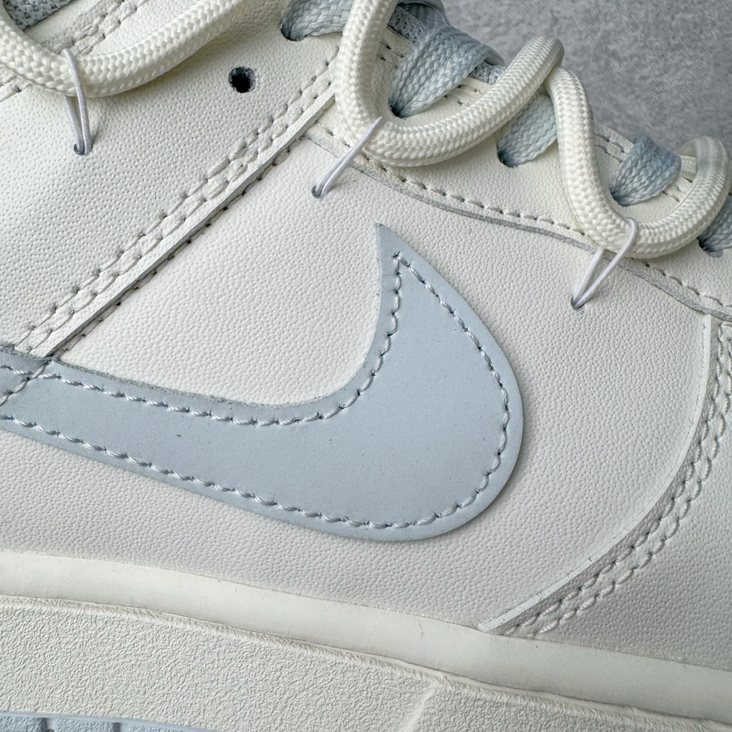 图片[19]-＃YC纯原 NK Dunk Low 破晓初蓝 WB0508-047 当杏仁白裹住天光初绽的蓝，演绎晨曦初绽的优雅步履。鞋侧一抹冰蓝调如破晓时第一道光穿透雾霭，冷色调与暖白基底碰撞出清新与柔和的奇妙平衡。解构式鞋带，赋予经典鞋型当代松弛美学的呼吸感。真正高级的设计无需喧哗，它以沉默的材质、克制的色彩和精准的比例，让一双鞋成为可穿戴的艺术品。定制系列天花板 无原鞋不开发 全系列得物原鞋一比一校对开发 配色持续更新中 终端对接 优势输出 全套原厂楦头原纸板数据档案倾力打造 原汁原味莞产 极致还原 圈内最强针车工艺 高端零售指定版 广东原厂配套原盒原标 鞋盒分三个尺码段 原厂冲刀 超高清洁度 全鞋零毛边皮料切割 采用原厂百宏鞋带以及原厂百宏织唛舌标 内标可供原厂几率过验 进口原装条纹中底布 四线拉帮白色点胶 原厂拉帮手法遵循公司 原厂电绣 极致还原 尺码：36 36.5 37.5 38 38.5 39 40 40.5 41 42 42.5 43 44 44.5 45 46-选品中心