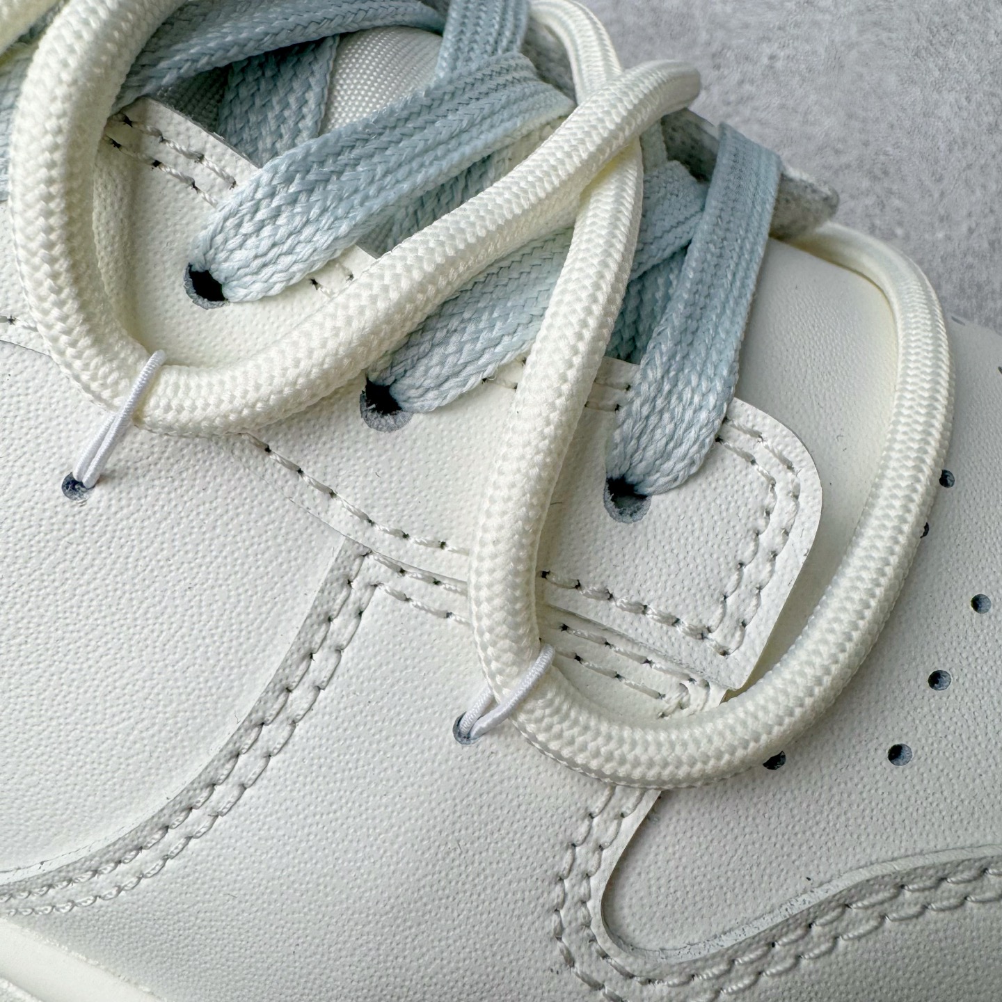 图片[20]-＃YC纯原 NK Dunk Low 破晓初蓝 WB0508-047 当杏仁白裹住天光初绽的蓝，演绎晨曦初绽的优雅步履。鞋侧一抹冰蓝调如破晓时第一道光穿透雾霭，冷色调与暖白基底碰撞出清新与柔和的奇妙平衡。解构式鞋带，赋予经典鞋型当代松弛美学的呼吸感。真正高级的设计无需喧哗，它以沉默的材质、克制的色彩和精准的比例，让一双鞋成为可穿戴的艺术品。定制系列天花板 无原鞋不开发 全系列得物原鞋一比一校对开发 配色持续更新中 终端对接 优势输出 全套原厂楦头原纸板数据档案倾力打造 原汁原味莞产 极致还原 圈内最强针车工艺 高端零售指定版 广东原厂配套原盒原标 鞋盒分三个尺码段 原厂冲刀 超高清洁度 全鞋零毛边皮料切割 采用原厂百宏鞋带以及原厂百宏织唛舌标 内标可供原厂几率过验 进口原装条纹中底布 四线拉帮白色点胶 原厂拉帮手法遵循公司 原厂电绣 极致还原 尺码：36 36.5 37.5 38 38.5 39 40 40.5 41 42 42.5 43 44 44.5 45 46-选品中心