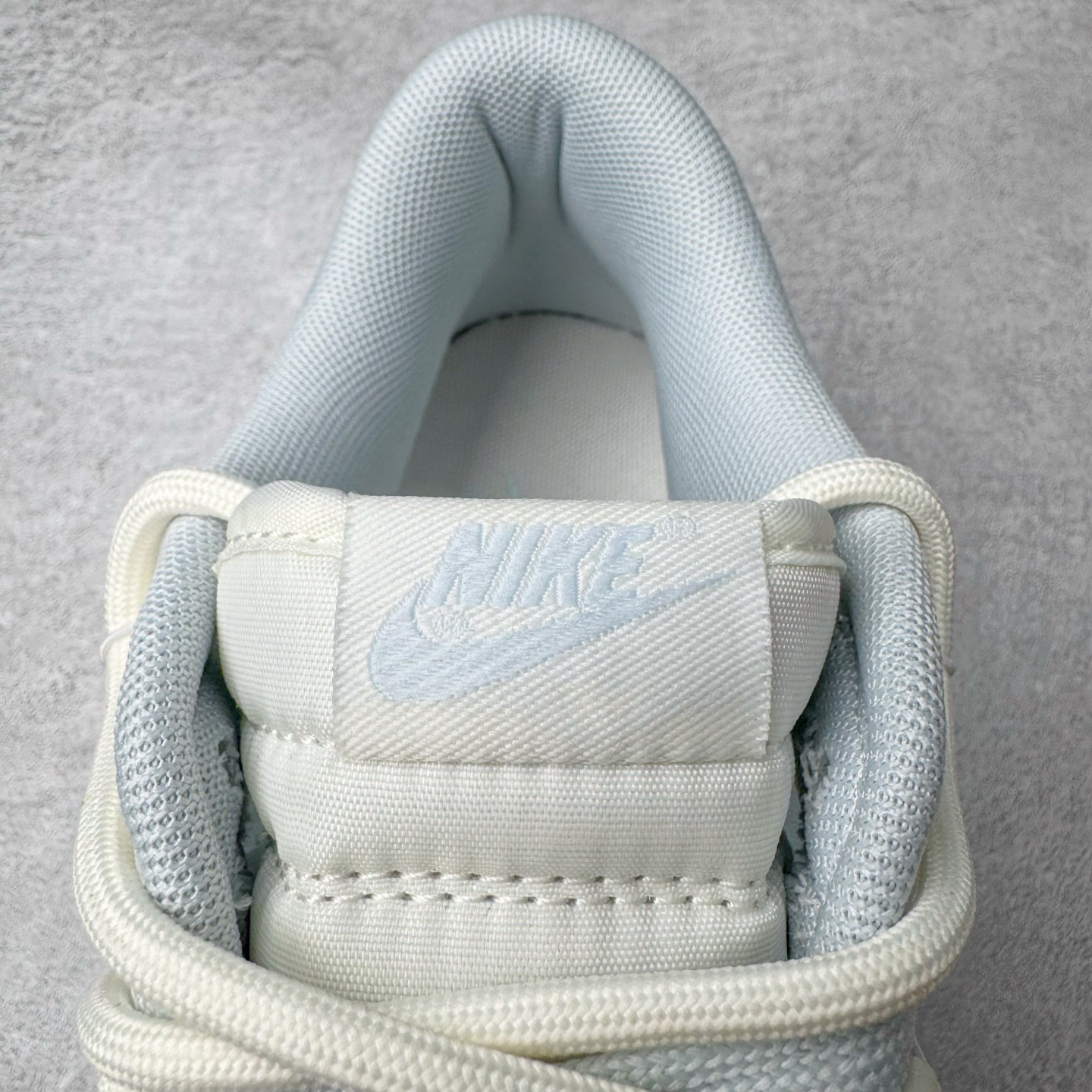 图片[15]-＃YC纯原 NK Dunk Low 破晓初蓝 WB0508-047 当杏仁白裹住天光初绽的蓝，演绎晨曦初绽的优雅步履。鞋侧一抹冰蓝调如破晓时第一道光穿透雾霭，冷色调与暖白基底碰撞出清新与柔和的奇妙平衡。解构式鞋带，赋予经典鞋型当代松弛美学的呼吸感。真正高级的设计无需喧哗，它以沉默的材质、克制的色彩和精准的比例，让一双鞋成为可穿戴的艺术品。定制系列天花板 无原鞋不开发 全系列得物原鞋一比一校对开发 配色持续更新中 终端对接 优势输出 全套原厂楦头原纸板数据档案倾力打造 原汁原味莞产 极致还原 圈内最强针车工艺 高端零售指定版 广东原厂配套原盒原标 鞋盒分三个尺码段 原厂冲刀 超高清洁度 全鞋零毛边皮料切割 采用原厂百宏鞋带以及原厂百宏织唛舌标 内标可供原厂几率过验 进口原装条纹中底布 四线拉帮白色点胶 原厂拉帮手法遵循公司 原厂电绣 极致还原 尺码：36 36.5 37.5 38 38.5 39 40 40.5 41 42 42.5 43 44 44.5 45 46-选品中心