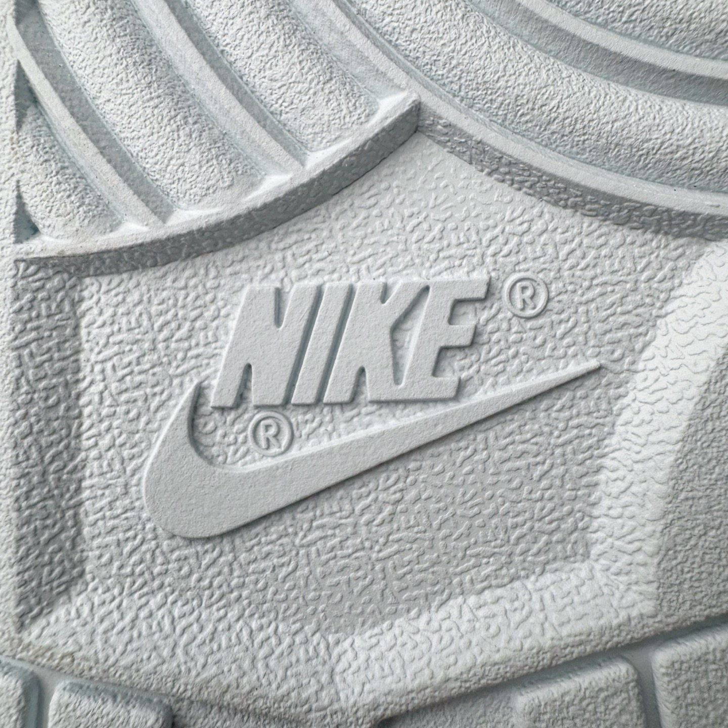 图片[21]-＃YC纯原 NK Dunk Low 破晓初蓝 WB0508-047 当杏仁白裹住天光初绽的蓝，演绎晨曦初绽的优雅步履。鞋侧一抹冰蓝调如破晓时第一道光穿透雾霭，冷色调与暖白基底碰撞出清新与柔和的奇妙平衡。解构式鞋带，赋予经典鞋型当代松弛美学的呼吸感。真正高级的设计无需喧哗，它以沉默的材质、克制的色彩和精准的比例，让一双鞋成为可穿戴的艺术品。定制系列天花板 无原鞋不开发 全系列得物原鞋一比一校对开发 配色持续更新中 终端对接 优势输出 全套原厂楦头原纸板数据档案倾力打造 原汁原味莞产 极致还原 圈内最强针车工艺 高端零售指定版 广东原厂配套原盒原标 鞋盒分三个尺码段 原厂冲刀 超高清洁度 全鞋零毛边皮料切割 采用原厂百宏鞋带以及原厂百宏织唛舌标 内标可供原厂几率过验 进口原装条纹中底布 四线拉帮白色点胶 原厂拉帮手法遵循公司 原厂电绣 极致还原 尺码：36 36.5 37.5 38 38.5 39 40 40.5 41 42 42.5 43 44 44.5 45 46-选品中心