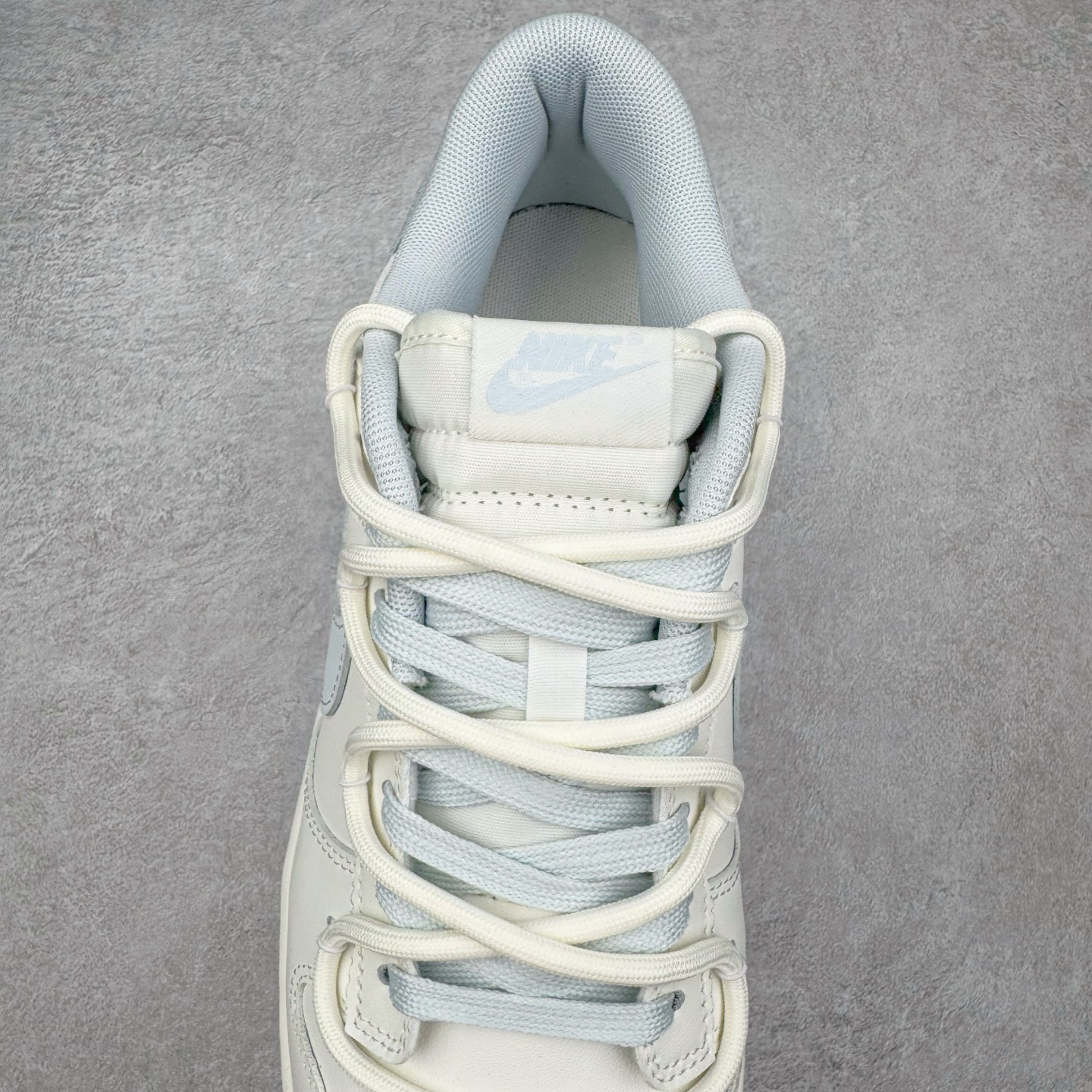图片[5]-＃YC纯原 NK Dunk Low 破晓初蓝 WB0508-047 当杏仁白裹住天光初绽的蓝，演绎晨曦初绽的优雅步履。鞋侧一抹冰蓝调如破晓时第一道光穿透雾霭，冷色调与暖白基底碰撞出清新与柔和的奇妙平衡。解构式鞋带，赋予经典鞋型当代松弛美学的呼吸感。真正高级的设计无需喧哗，它以沉默的材质、克制的色彩和精准的比例，让一双鞋成为可穿戴的艺术品。定制系列天花板 无原鞋不开发 全系列得物原鞋一比一校对开发 配色持续更新中 终端对接 优势输出 全套原厂楦头原纸板数据档案倾力打造 原汁原味莞产 极致还原 圈内最强针车工艺 高端零售指定版 广东原厂配套原盒原标 鞋盒分三个尺码段 原厂冲刀 超高清洁度 全鞋零毛边皮料切割 采用原厂百宏鞋带以及原厂百宏织唛舌标 内标可供原厂几率过验 进口原装条纹中底布 四线拉帮白色点胶 原厂拉帮手法遵循公司 原厂电绣 极致还原 尺码：36 36.5 37.5 38 38.5 39 40 40.5 41 42 42.5 43 44 44.5 45 46-选品中心