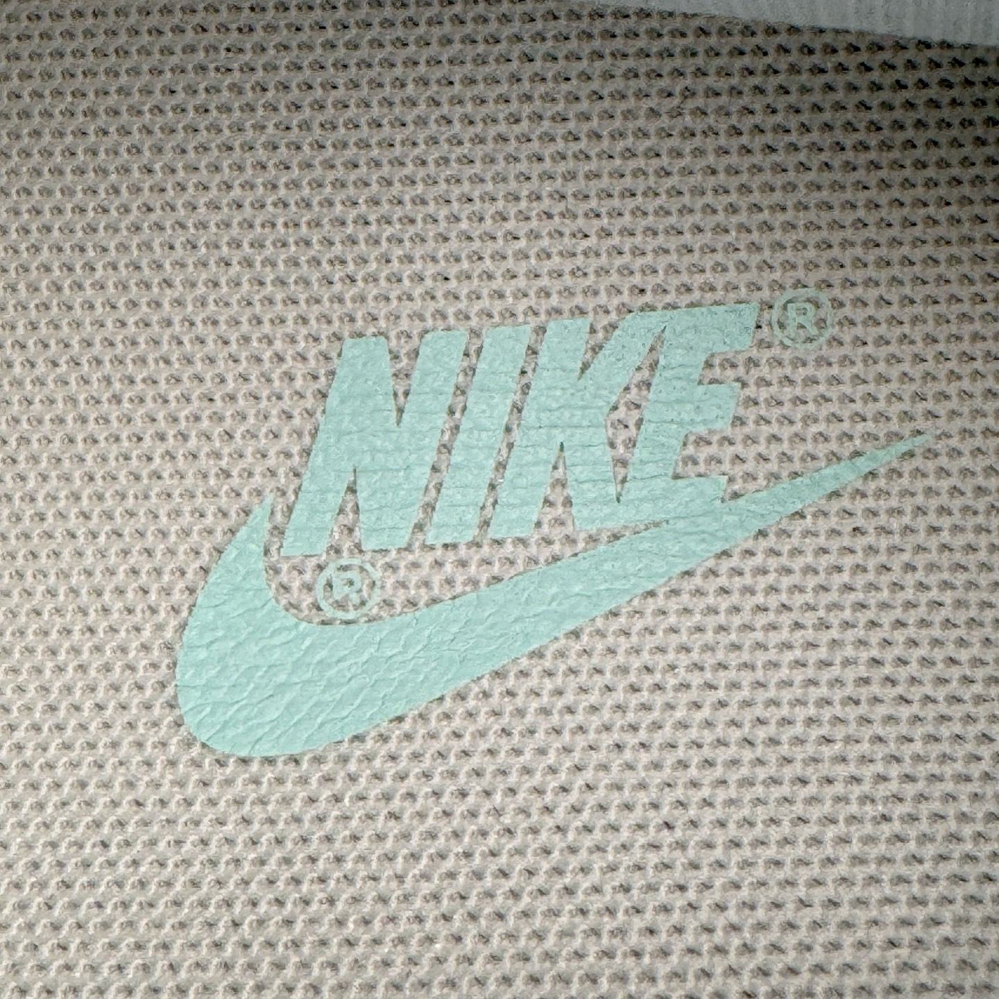 图片[13]-＃YC纯原 NK Dunk Low 破晓初蓝 WB0508-047 当杏仁白裹住天光初绽的蓝，演绎晨曦初绽的优雅步履。鞋侧一抹冰蓝调如破晓时第一道光穿透雾霭，冷色调与暖白基底碰撞出清新与柔和的奇妙平衡。解构式鞋带，赋予经典鞋型当代松弛美学的呼吸感。真正高级的设计无需喧哗，它以沉默的材质、克制的色彩和精准的比例，让一双鞋成为可穿戴的艺术品。定制系列天花板 无原鞋不开发 全系列得物原鞋一比一校对开发 配色持续更新中 终端对接 优势输出 全套原厂楦头原纸板数据档案倾力打造 原汁原味莞产 极致还原 圈内最强针车工艺 高端零售指定版 广东原厂配套原盒原标 鞋盒分三个尺码段 原厂冲刀 超高清洁度 全鞋零毛边皮料切割 采用原厂百宏鞋带以及原厂百宏织唛舌标 内标可供原厂几率过验 进口原装条纹中底布 四线拉帮白色点胶 原厂拉帮手法遵循公司 原厂电绣 极致还原 尺码：36 36.5 37.5 38 38.5 39 40 40.5 41 42 42.5 43 44 44.5 45 46-选品中心