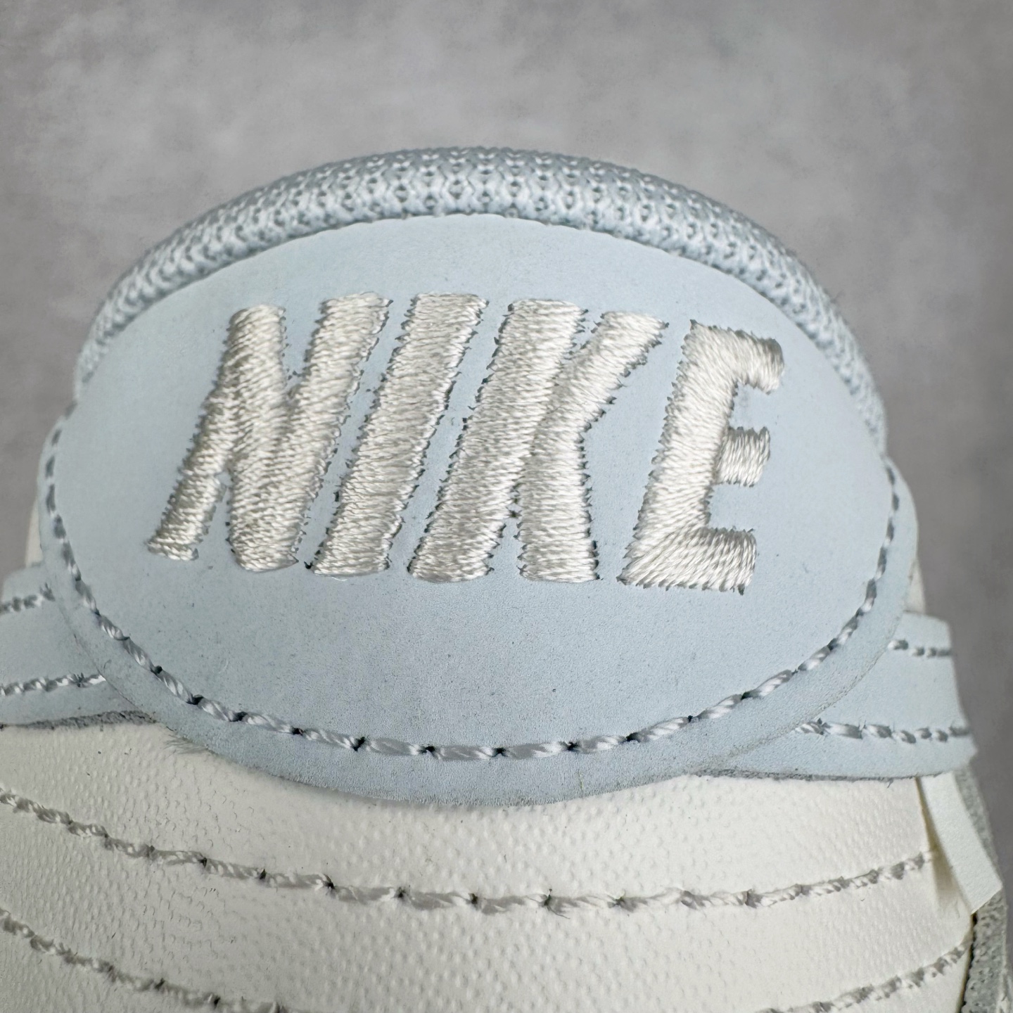 图片[22]-＃YC纯原 NK Dunk Low 破晓初蓝 WB0508-047 当杏仁白裹住天光初绽的蓝，演绎晨曦初绽的优雅步履。鞋侧一抹冰蓝调如破晓时第一道光穿透雾霭，冷色调与暖白基底碰撞出清新与柔和的奇妙平衡。解构式鞋带，赋予经典鞋型当代松弛美学的呼吸感。真正高级的设计无需喧哗，它以沉默的材质、克制的色彩和精准的比例，让一双鞋成为可穿戴的艺术品。定制系列天花板 无原鞋不开发 全系列得物原鞋一比一校对开发 配色持续更新中 终端对接 优势输出 全套原厂楦头原纸板数据档案倾力打造 原汁原味莞产 极致还原 圈内最强针车工艺 高端零售指定版 广东原厂配套原盒原标 鞋盒分三个尺码段 原厂冲刀 超高清洁度 全鞋零毛边皮料切割 采用原厂百宏鞋带以及原厂百宏织唛舌标 内标可供原厂几率过验 进口原装条纹中底布 四线拉帮白色点胶 原厂拉帮手法遵循公司 原厂电绣 极致还原 尺码：36 36.5 37.5 38 38.5 39 40 40.5 41 42 42.5 43 44 44.5 45 46-选品中心