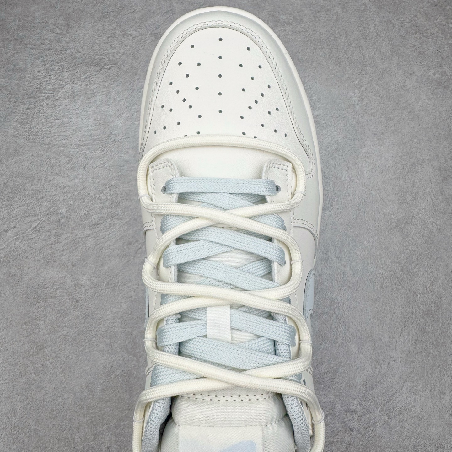 图片[4]-＃YC纯原 NK Dunk Low 破晓初蓝 WB0508-047 当杏仁白裹住天光初绽的蓝，演绎晨曦初绽的优雅步履。鞋侧一抹冰蓝调如破晓时第一道光穿透雾霭，冷色调与暖白基底碰撞出清新与柔和的奇妙平衡。解构式鞋带，赋予经典鞋型当代松弛美学的呼吸感。真正高级的设计无需喧哗，它以沉默的材质、克制的色彩和精准的比例，让一双鞋成为可穿戴的艺术品。定制系列天花板 无原鞋不开发 全系列得物原鞋一比一校对开发 配色持续更新中 终端对接 优势输出 全套原厂楦头原纸板数据档案倾力打造 原汁原味莞产 极致还原 圈内最强针车工艺 高端零售指定版 广东原厂配套原盒原标 鞋盒分三个尺码段 原厂冲刀 超高清洁度 全鞋零毛边皮料切割 采用原厂百宏鞋带以及原厂百宏织唛舌标 内标可供原厂几率过验 进口原装条纹中底布 四线拉帮白色点胶 原厂拉帮手法遵循公司 原厂电绣 极致还原 尺码：36 36.5 37.5 38 38.5 39 40 40.5 41 42 42.5 43 44 44.5 45 46-选品中心