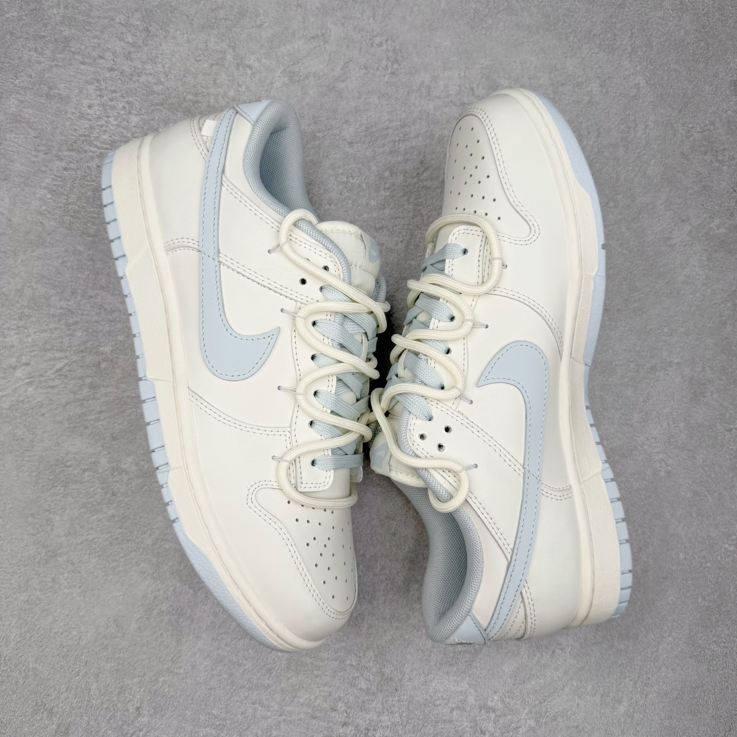 图片[3]-＃YC纯原 NK Dunk Low 破晓初蓝 WB0508-047 当杏仁白裹住天光初绽的蓝，演绎晨曦初绽的优雅步履。鞋侧一抹冰蓝调如破晓时第一道光穿透雾霭，冷色调与暖白基底碰撞出清新与柔和的奇妙平衡。解构式鞋带，赋予经典鞋型当代松弛美学的呼吸感。真正高级的设计无需喧哗，它以沉默的材质、克制的色彩和精准的比例，让一双鞋成为可穿戴的艺术品。定制系列天花板 无原鞋不开发 全系列得物原鞋一比一校对开发 配色持续更新中 终端对接 优势输出 全套原厂楦头原纸板数据档案倾力打造 原汁原味莞产 极致还原 圈内最强针车工艺 高端零售指定版 广东原厂配套原盒原标 鞋盒分三个尺码段 原厂冲刀 超高清洁度 全鞋零毛边皮料切割 采用原厂百宏鞋带以及原厂百宏织唛舌标 内标可供原厂几率过验 进口原装条纹中底布 四线拉帮白色点胶 原厂拉帮手法遵循公司 原厂电绣 极致还原 尺码：36 36.5 37.5 38 38.5 39 40 40.5 41 42 42.5 43 44 44.5 45 46-选品中心
