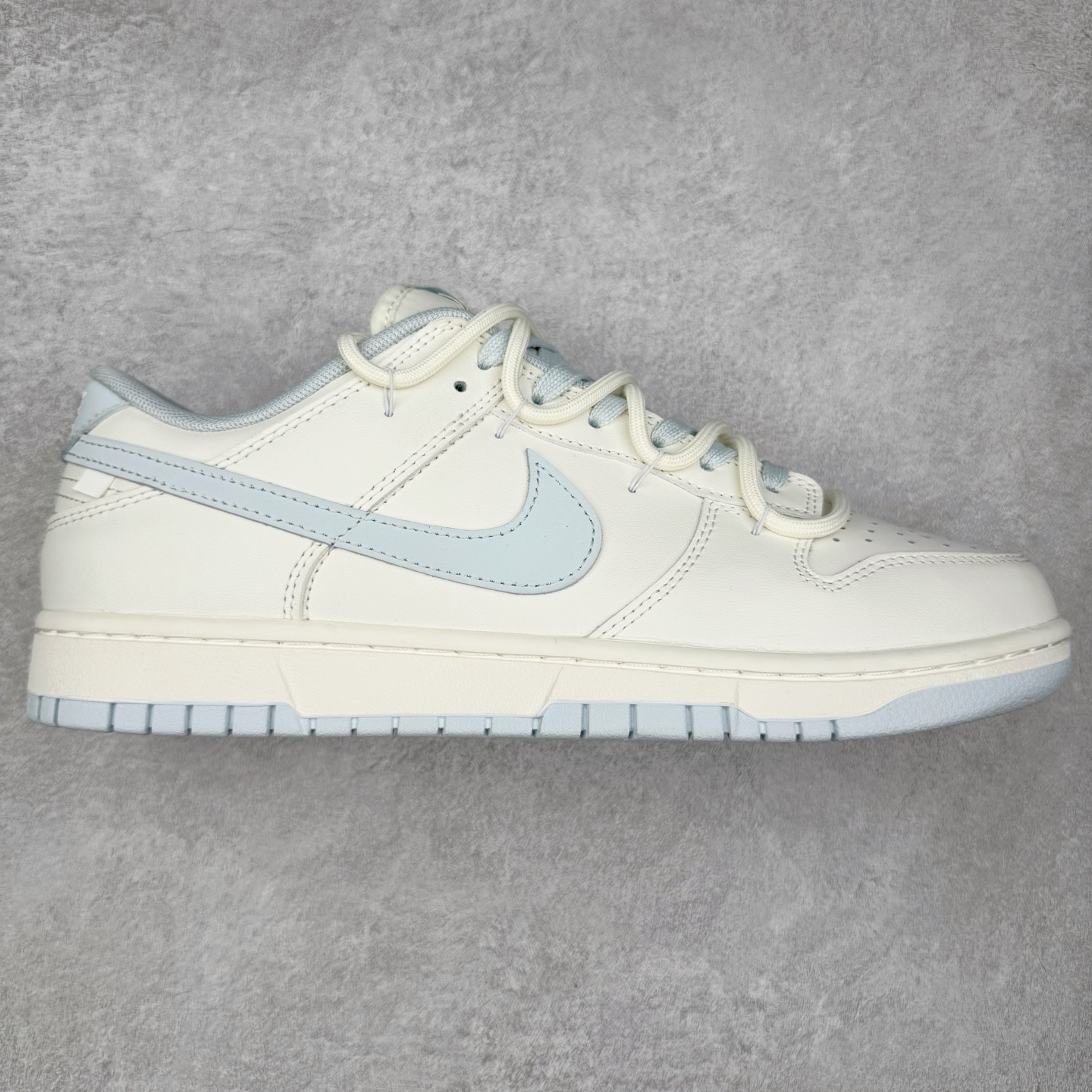 ＃YC纯原 NK Dunk Low 破晓初蓝 WB0508-047 当杏仁白裹住天光初绽的蓝，演绎晨曦初绽的优雅步履。鞋侧一抹冰蓝调如破晓时第一道光穿透雾霭，冷色调与暖白基底碰撞出清新与柔和的奇妙平衡。解构式鞋带，赋予经典鞋型当代松弛美学的呼吸感。真正高级的设计无需喧哗，它以沉默的材质、克制的色彩和精准的比例，让一双鞋成为可穿戴的艺术品。定制系列天花板 无原鞋不开发 全系列得物原鞋一比一校对开发 配色持续更新中 终端对接 优势输出 全套原厂楦头原纸板数据档案倾力打造 原汁原味莞产 极致还原 圈内最强针车工艺 高端零售指定版 广东原厂配套原盒原标 鞋盒分三个尺码段 原厂冲刀 超高清洁度 全鞋零毛边皮料切割 采用原厂百宏鞋带以及原厂百宏织唛舌标 内标可供原厂几率过验 进口原装条纹中底布 四线拉帮白色点胶 原厂拉帮手法遵循公司 原厂电绣 极致还原 尺码：36 36.5 37.5 38 38.5 39 40 40.5 41 42 42.5 43 44 44.5 45 46-选品中心
