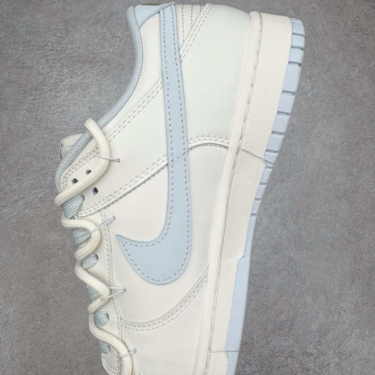 图片[7]-＃YC纯原 NK Dunk Low 破晓初蓝 WB0508-047 当杏仁白裹住天光初绽的蓝，演绎晨曦初绽的优雅步履。鞋侧一抹冰蓝调如破晓时第一道光穿透雾霭，冷色调与暖白基底碰撞出清新与柔和的奇妙平衡。解构式鞋带，赋予经典鞋型当代松弛美学的呼吸感。真正高级的设计无需喧哗，它以沉默的材质、克制的色彩和精准的比例，让一双鞋成为可穿戴的艺术品。定制系列天花板 无原鞋不开发 全系列得物原鞋一比一校对开发 配色持续更新中 终端对接 优势输出 全套原厂楦头原纸板数据档案倾力打造 原汁原味莞产 极致还原 圈内最强针车工艺 高端零售指定版 广东原厂配套原盒原标 鞋盒分三个尺码段 原厂冲刀 超高清洁度 全鞋零毛边皮料切割 采用原厂百宏鞋带以及原厂百宏织唛舌标 内标可供原厂几率过验 进口原装条纹中底布 四线拉帮白色点胶 原厂拉帮手法遵循公司 原厂电绣 极致还原 尺码：36 36.5 37.5 38 38.5 39 40 40.5 41 42 42.5 43 44 44.5 45 46-选品中心