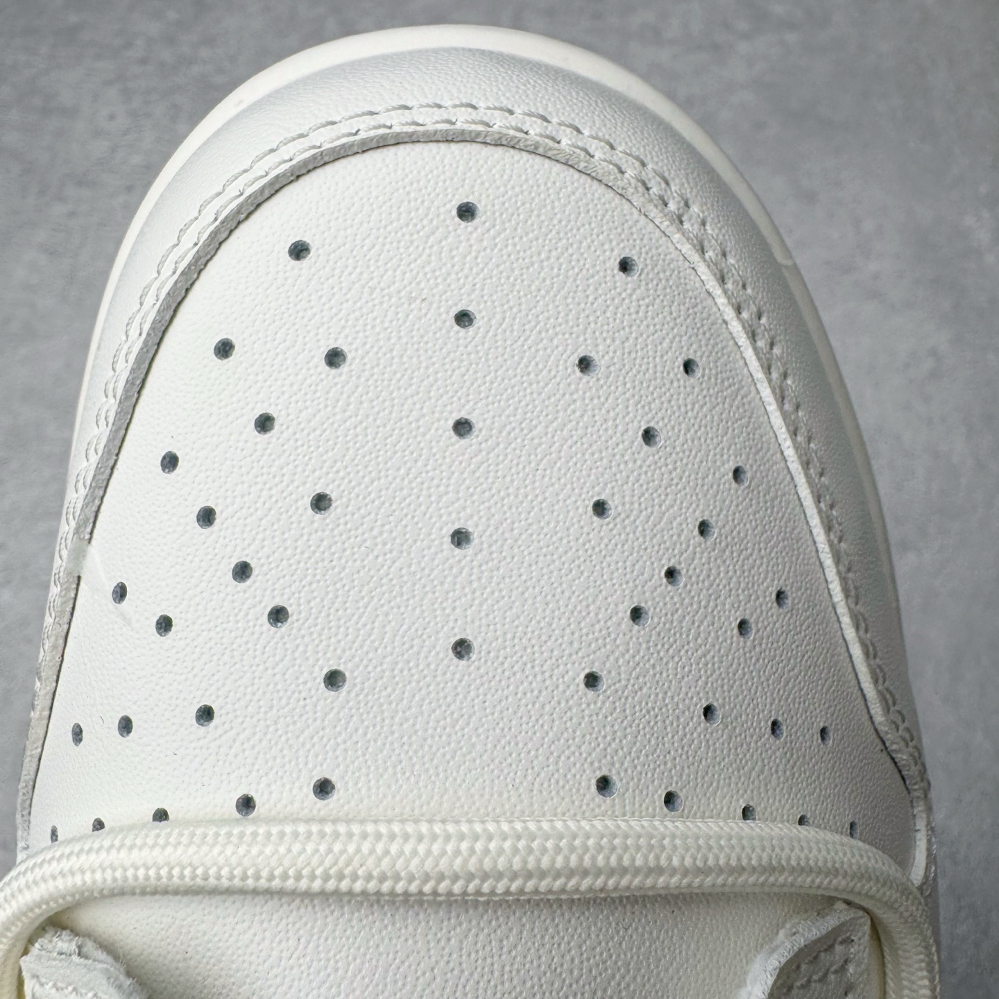 图片[16]-＃YC纯原 NK Dunk Low 破晓初蓝 WB0508-047 当杏仁白裹住天光初绽的蓝，演绎晨曦初绽的优雅步履。鞋侧一抹冰蓝调如破晓时第一道光穿透雾霭，冷色调与暖白基底碰撞出清新与柔和的奇妙平衡。解构式鞋带，赋予经典鞋型当代松弛美学的呼吸感。真正高级的设计无需喧哗，它以沉默的材质、克制的色彩和精准的比例，让一双鞋成为可穿戴的艺术品。定制系列天花板 无原鞋不开发 全系列得物原鞋一比一校对开发 配色持续更新中 终端对接 优势输出 全套原厂楦头原纸板数据档案倾力打造 原汁原味莞产 极致还原 圈内最强针车工艺 高端零售指定版 广东原厂配套原盒原标 鞋盒分三个尺码段 原厂冲刀 超高清洁度 全鞋零毛边皮料切割 采用原厂百宏鞋带以及原厂百宏织唛舌标 内标可供原厂几率过验 进口原装条纹中底布 四线拉帮白色点胶 原厂拉帮手法遵循公司 原厂电绣 极致还原 尺码：36 36.5 37.5 38 38.5 39 40 40.5 41 42 42.5 43 44 44.5 45 46-选品中心