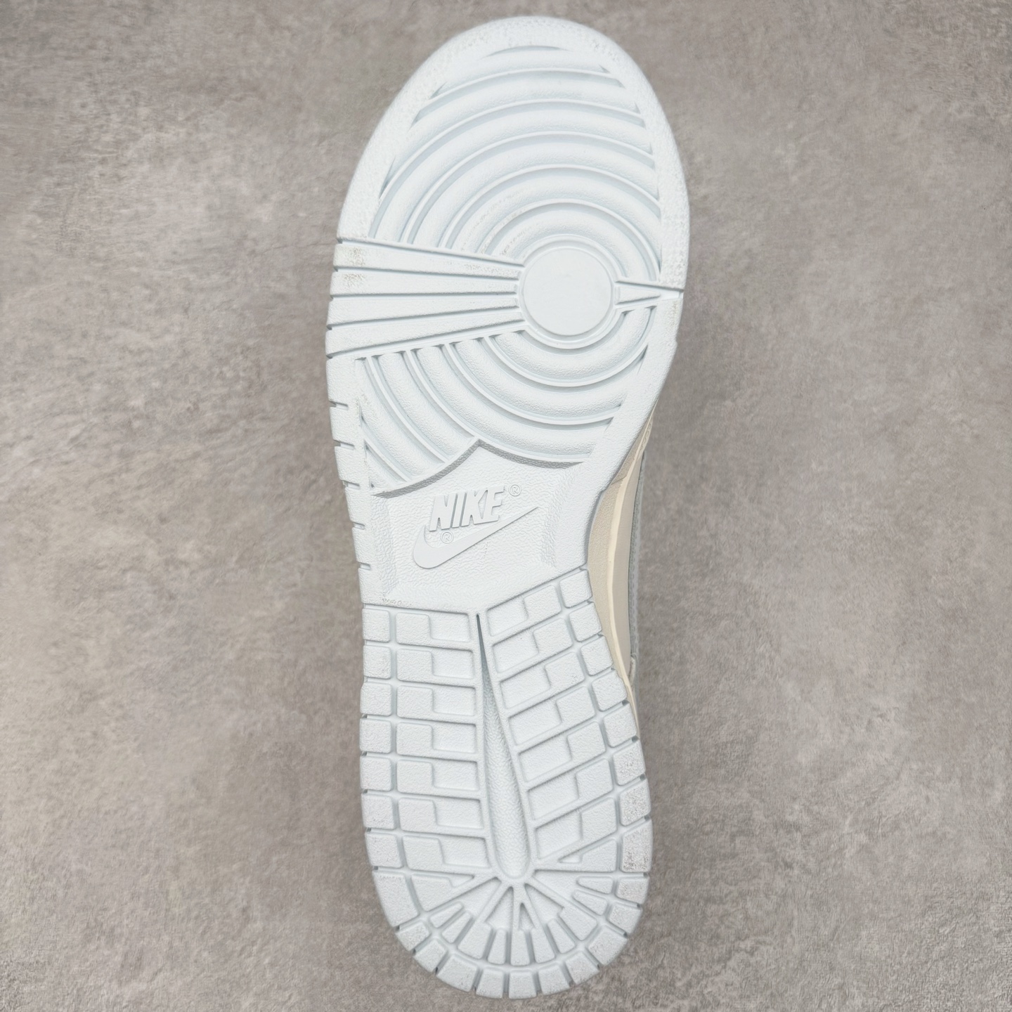 图片[9]-＃YC纯原 NK Dunk Low 破晓初蓝 WB0508-047 当杏仁白裹住天光初绽的蓝，演绎晨曦初绽的优雅步履。鞋侧一抹冰蓝调如破晓时第一道光穿透雾霭，冷色调与暖白基底碰撞出清新与柔和的奇妙平衡。解构式鞋带，赋予经典鞋型当代松弛美学的呼吸感。真正高级的设计无需喧哗，它以沉默的材质、克制的色彩和精准的比例，让一双鞋成为可穿戴的艺术品。定制系列天花板 无原鞋不开发 全系列得物原鞋一比一校对开发 配色持续更新中 终端对接 优势输出 全套原厂楦头原纸板数据档案倾力打造 原汁原味莞产 极致还原 圈内最强针车工艺 高端零售指定版 广东原厂配套原盒原标 鞋盒分三个尺码段 原厂冲刀 超高清洁度 全鞋零毛边皮料切割 采用原厂百宏鞋带以及原厂百宏织唛舌标 内标可供原厂几率过验 进口原装条纹中底布 四线拉帮白色点胶 原厂拉帮手法遵循公司 原厂电绣 极致还原 尺码：36 36.5 37.5 38 38.5 39 40 40.5 41 42 42.5 43 44 44.5 45 46-选品中心