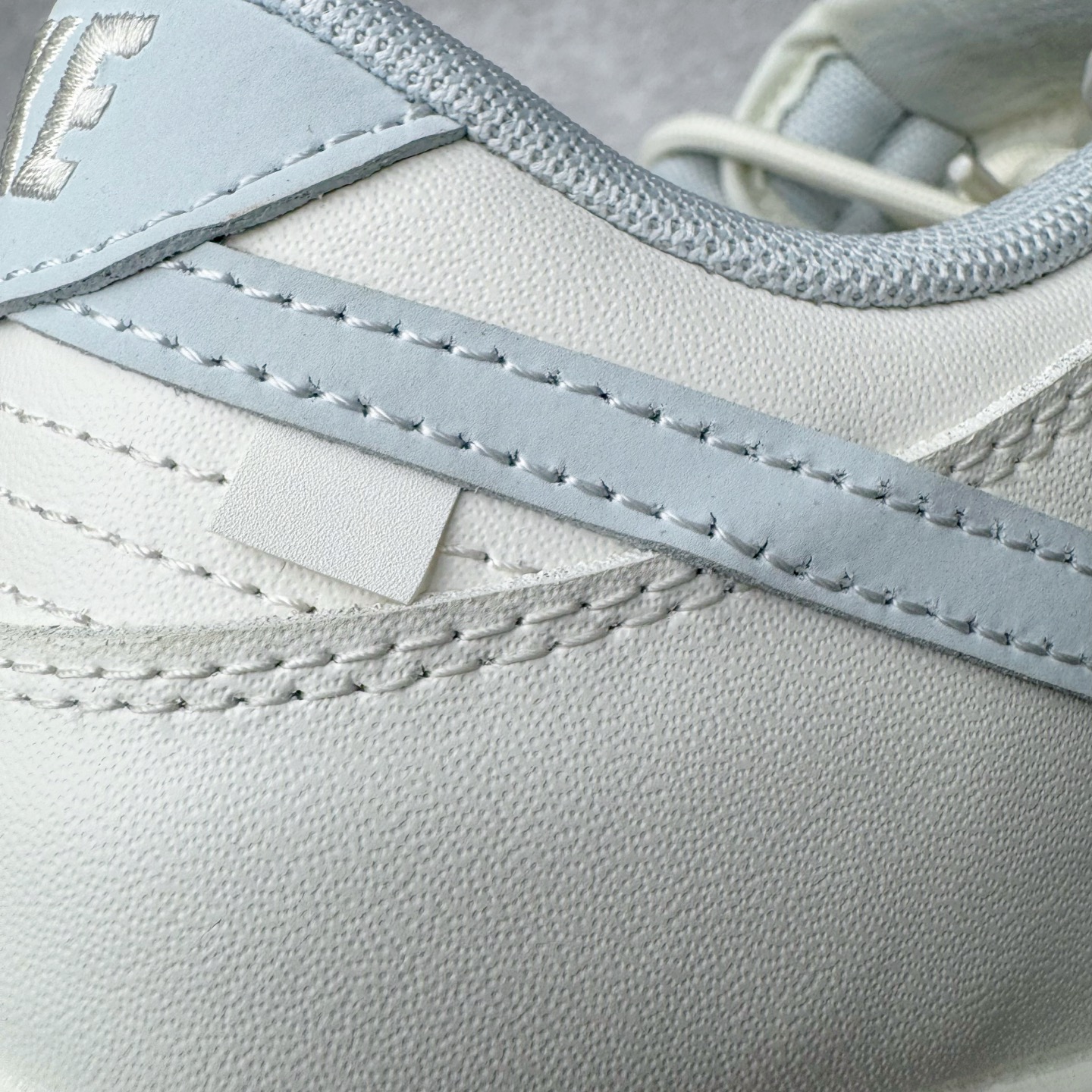 图片[18]-＃YC纯原 NK Dunk Low 破晓初蓝 WB0508-047 当杏仁白裹住天光初绽的蓝，演绎晨曦初绽的优雅步履。鞋侧一抹冰蓝调如破晓时第一道光穿透雾霭，冷色调与暖白基底碰撞出清新与柔和的奇妙平衡。解构式鞋带，赋予经典鞋型当代松弛美学的呼吸感。真正高级的设计无需喧哗，它以沉默的材质、克制的色彩和精准的比例，让一双鞋成为可穿戴的艺术品。定制系列天花板 无原鞋不开发 全系列得物原鞋一比一校对开发 配色持续更新中 终端对接 优势输出 全套原厂楦头原纸板数据档案倾力打造 原汁原味莞产 极致还原 圈内最强针车工艺 高端零售指定版 广东原厂配套原盒原标 鞋盒分三个尺码段 原厂冲刀 超高清洁度 全鞋零毛边皮料切割 采用原厂百宏鞋带以及原厂百宏织唛舌标 内标可供原厂几率过验 进口原装条纹中底布 四线拉帮白色点胶 原厂拉帮手法遵循公司 原厂电绣 极致还原 尺码：36 36.5 37.5 38 38.5 39 40 40.5 41 42 42.5 43 44 44.5 45 46-选品中心