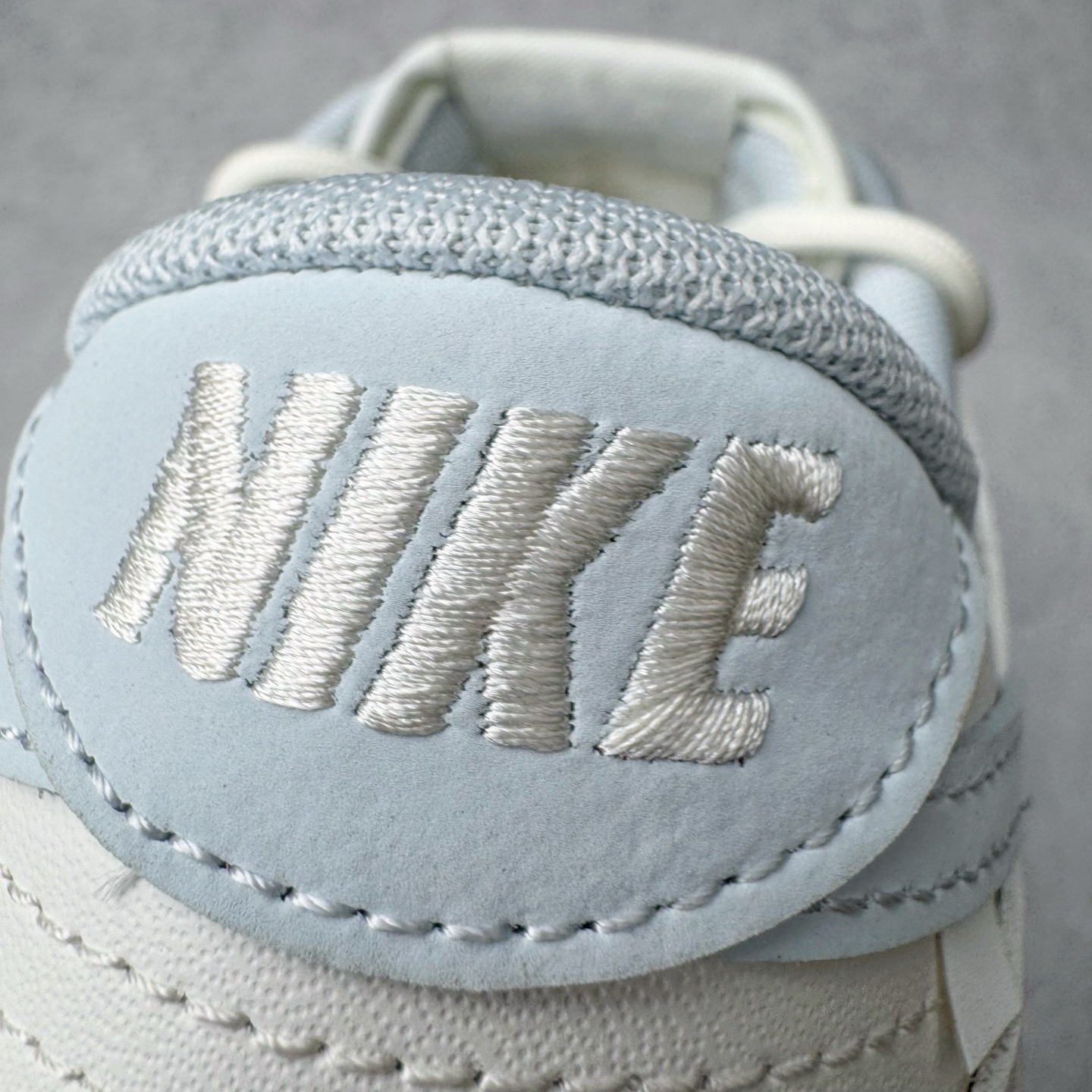 图片[17]-＃YC纯原 NK Dunk Low 破晓初蓝 WB0508-047 当杏仁白裹住天光初绽的蓝，演绎晨曦初绽的优雅步履。鞋侧一抹冰蓝调如破晓时第一道光穿透雾霭，冷色调与暖白基底碰撞出清新与柔和的奇妙平衡。解构式鞋带，赋予经典鞋型当代松弛美学的呼吸感。真正高级的设计无需喧哗，它以沉默的材质、克制的色彩和精准的比例，让一双鞋成为可穿戴的艺术品。定制系列天花板 无原鞋不开发 全系列得物原鞋一比一校对开发 配色持续更新中 终端对接 优势输出 全套原厂楦头原纸板数据档案倾力打造 原汁原味莞产 极致还原 圈内最强针车工艺 高端零售指定版 广东原厂配套原盒原标 鞋盒分三个尺码段 原厂冲刀 超高清洁度 全鞋零毛边皮料切割 采用原厂百宏鞋带以及原厂百宏织唛舌标 内标可供原厂几率过验 进口原装条纹中底布 四线拉帮白色点胶 原厂拉帮手法遵循公司 原厂电绣 极致还原 尺码：36 36.5 37.5 38 38.5 39 40 40.5 41 42 42.5 43 44 44.5 45 46-选品中心