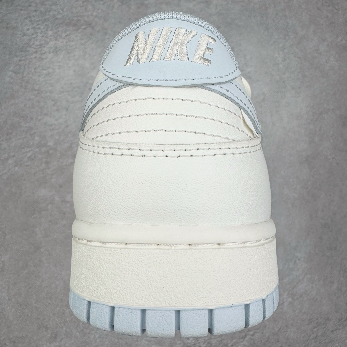 图片[8]-＃YC纯原 NK Dunk Low 破晓初蓝 WB0508-047 当杏仁白裹住天光初绽的蓝，演绎晨曦初绽的优雅步履。鞋侧一抹冰蓝调如破晓时第一道光穿透雾霭，冷色调与暖白基底碰撞出清新与柔和的奇妙平衡。解构式鞋带，赋予经典鞋型当代松弛美学的呼吸感。真正高级的设计无需喧哗，它以沉默的材质、克制的色彩和精准的比例，让一双鞋成为可穿戴的艺术品。定制系列天花板 无原鞋不开发 全系列得物原鞋一比一校对开发 配色持续更新中 终端对接 优势输出 全套原厂楦头原纸板数据档案倾力打造 原汁原味莞产 极致还原 圈内最强针车工艺 高端零售指定版 广东原厂配套原盒原标 鞋盒分三个尺码段 原厂冲刀 超高清洁度 全鞋零毛边皮料切割 采用原厂百宏鞋带以及原厂百宏织唛舌标 内标可供原厂几率过验 进口原装条纹中底布 四线拉帮白色点胶 原厂拉帮手法遵循公司 原厂电绣 极致还原 尺码：36 36.5 37.5 38 38.5 39 40 40.5 41 42 42.5 43 44 44.5 45 46-选品中心