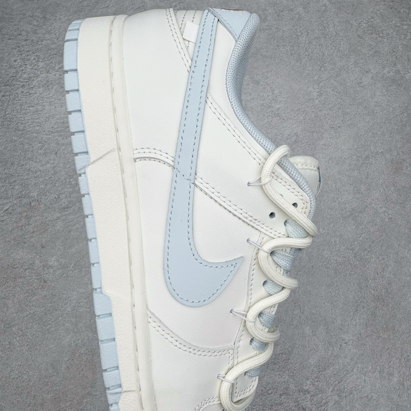 图片[6]-＃YC纯原 NK Dunk Low 破晓初蓝 WB0508-047 当杏仁白裹住天光初绽的蓝，演绎晨曦初绽的优雅步履。鞋侧一抹冰蓝调如破晓时第一道光穿透雾霭，冷色调与暖白基底碰撞出清新与柔和的奇妙平衡。解构式鞋带，赋予经典鞋型当代松弛美学的呼吸感。真正高级的设计无需喧哗，它以沉默的材质、克制的色彩和精准的比例，让一双鞋成为可穿戴的艺术品。定制系列天花板 无原鞋不开发 全系列得物原鞋一比一校对开发 配色持续更新中 终端对接 优势输出 全套原厂楦头原纸板数据档案倾力打造 原汁原味莞产 极致还原 圈内最强针车工艺 高端零售指定版 广东原厂配套原盒原标 鞋盒分三个尺码段 原厂冲刀 超高清洁度 全鞋零毛边皮料切割 采用原厂百宏鞋带以及原厂百宏织唛舌标 内标可供原厂几率过验 进口原装条纹中底布 四线拉帮白色点胶 原厂拉帮手法遵循公司 原厂电绣 极致还原 尺码：36 36.5 37.5 38 38.5 39 40 40.5 41 42 42.5 43 44 44.5 45 46-选品中心