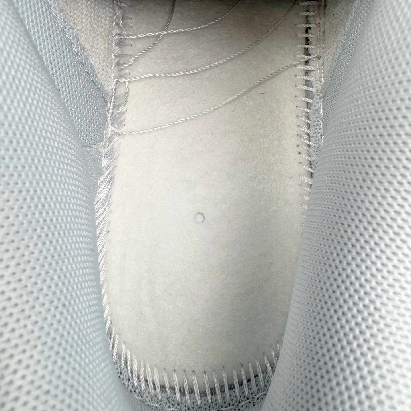 图片[11]-＃YC纯原 NK Dunk Low 破晓初蓝 WB0508-047 当杏仁白裹住天光初绽的蓝，演绎晨曦初绽的优雅步履。鞋侧一抹冰蓝调如破晓时第一道光穿透雾霭，冷色调与暖白基底碰撞出清新与柔和的奇妙平衡。解构式鞋带，赋予经典鞋型当代松弛美学的呼吸感。真正高级的设计无需喧哗，它以沉默的材质、克制的色彩和精准的比例，让一双鞋成为可穿戴的艺术品。定制系列天花板 无原鞋不开发 全系列得物原鞋一比一校对开发 配色持续更新中 终端对接 优势输出 全套原厂楦头原纸板数据档案倾力打造 原汁原味莞产 极致还原 圈内最强针车工艺 高端零售指定版 广东原厂配套原盒原标 鞋盒分三个尺码段 原厂冲刀 超高清洁度 全鞋零毛边皮料切割 采用原厂百宏鞋带以及原厂百宏织唛舌标 内标可供原厂几率过验 进口原装条纹中底布 四线拉帮白色点胶 原厂拉帮手法遵循公司 原厂电绣 极致还原 尺码：36 36.5 37.5 38 38.5 39 40 40.5 41 42 42.5 43 44 44.5 45 46-选品中心