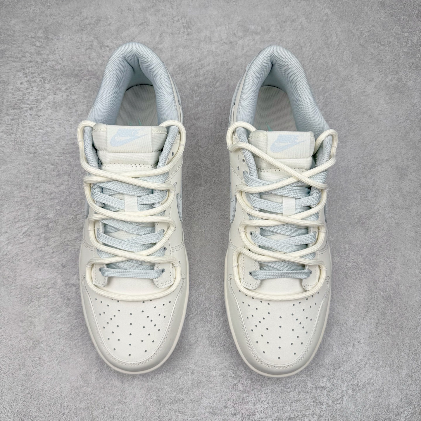 图片[2]-＃YC纯原 NK Dunk Low 破晓初蓝 WB0508-047 当杏仁白裹住天光初绽的蓝，演绎晨曦初绽的优雅步履。鞋侧一抹冰蓝调如破晓时第一道光穿透雾霭，冷色调与暖白基底碰撞出清新与柔和的奇妙平衡。解构式鞋带，赋予经典鞋型当代松弛美学的呼吸感。真正高级的设计无需喧哗，它以沉默的材质、克制的色彩和精准的比例，让一双鞋成为可穿戴的艺术品。定制系列天花板 无原鞋不开发 全系列得物原鞋一比一校对开发 配色持续更新中 终端对接 优势输出 全套原厂楦头原纸板数据档案倾力打造 原汁原味莞产 极致还原 圈内最强针车工艺 高端零售指定版 广东原厂配套原盒原标 鞋盒分三个尺码段 原厂冲刀 超高清洁度 全鞋零毛边皮料切割 采用原厂百宏鞋带以及原厂百宏织唛舌标 内标可供原厂几率过验 进口原装条纹中底布 四线拉帮白色点胶 原厂拉帮手法遵循公司 原厂电绣 极致还原 尺码：36 36.5 37.5 38 38.5 39 40 40.5 41 42 42.5 43 44 44.5 45 46-选品中心