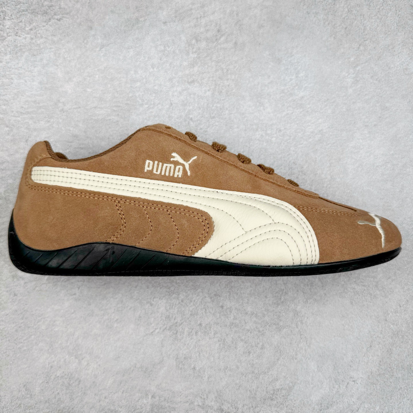 图片[3]-＃CS纯原 PUMA Speedca OG 彪马极速赛车系列低帮德训风拼接复古百搭休闲运动赛车鞋 鞋款从80、90年代赛车手所穿的防火赛车鞋为原型，鞋身线条模仿了赛车的流线廓形，体现了空气动力学原理的结构。简约流畅的外观，恰好又和贯穿其中的Formstrip Logo融合恰到好处，视觉上细节丰富且协调。本次Speedcat OG鞋款归来，最大看点自然式保留了窄版鞋型以及薄底构造。这两年各品牌鞋底越做越厚，Speedcat反其道而行之，上脚几乎无鞋底的效果带来耳目一新的视觉体验。鞋面依旧是以质感细腻的麂皮材质打造，并且大面积近乎全包裹的使用，复古味道也愈发浓烈。配色上更是将最原始的黑色和红色带回，向F1赛车队的标志性队服致敬。相信让各位一眼种草的更多是出挑的大红色，上脚即可瞬间点亮整体造型，在以球鞋为核心的OOTD中脱颖而出。而另一款黑色则是低调的万金油，彰显新潮个性的同时又不喧宾夺主，也是热爱简约系穿搭朋友的首选。 尺码：36 37 37.5 38 38.5 39 40 40.5 41 42 42.5 43 44 44.5 45 46-选品中心