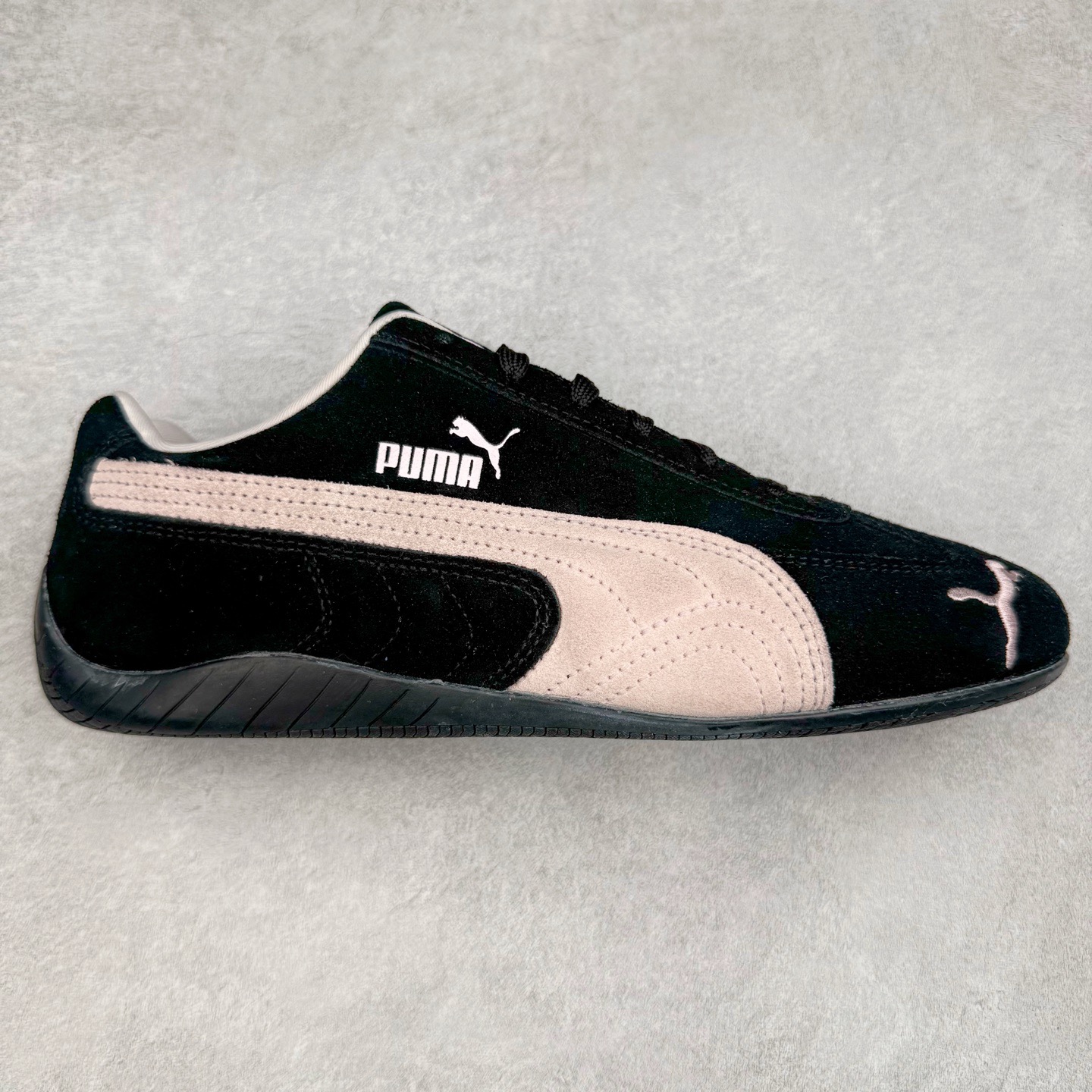 图片[6]-＃CS纯原 PUMA Speedca OG 彪马极速赛车系列低帮德训风拼接复古百搭休闲运动赛车鞋 鞋款从80、90年代赛车手所穿的防火赛车鞋为原型，鞋身线条模仿了赛车的流线廓形，体现了空气动力学原理的结构。简约流畅的外观，恰好又和贯穿其中的Formstrip Logo融合恰到好处，视觉上细节丰富且协调。本次Speedcat OG鞋款归来，最大看点自然式保留了窄版鞋型以及薄底构造。这两年各品牌鞋底越做越厚，Speedcat反其道而行之，上脚几乎无鞋底的效果带来耳目一新的视觉体验。鞋面依旧是以质感细腻的麂皮材质打造，并且大面积近乎全包裹的使用，复古味道也愈发浓烈。配色上更是将最原始的黑色和红色带回，向F1赛车队的标志性队服致敬。相信让各位一眼种草的更多是出挑的大红色，上脚即可瞬间点亮整体造型，在以球鞋为核心的OOTD中脱颖而出。而另一款黑色则是低调的万金油，彰显新潮个性的同时又不喧宾夺主，也是热爱简约系穿搭朋友的首选。 尺码：36 37 37.5 38 38.5 39 40 40.5 41 42 42.5 43 44 44.5 45 46-选品中心