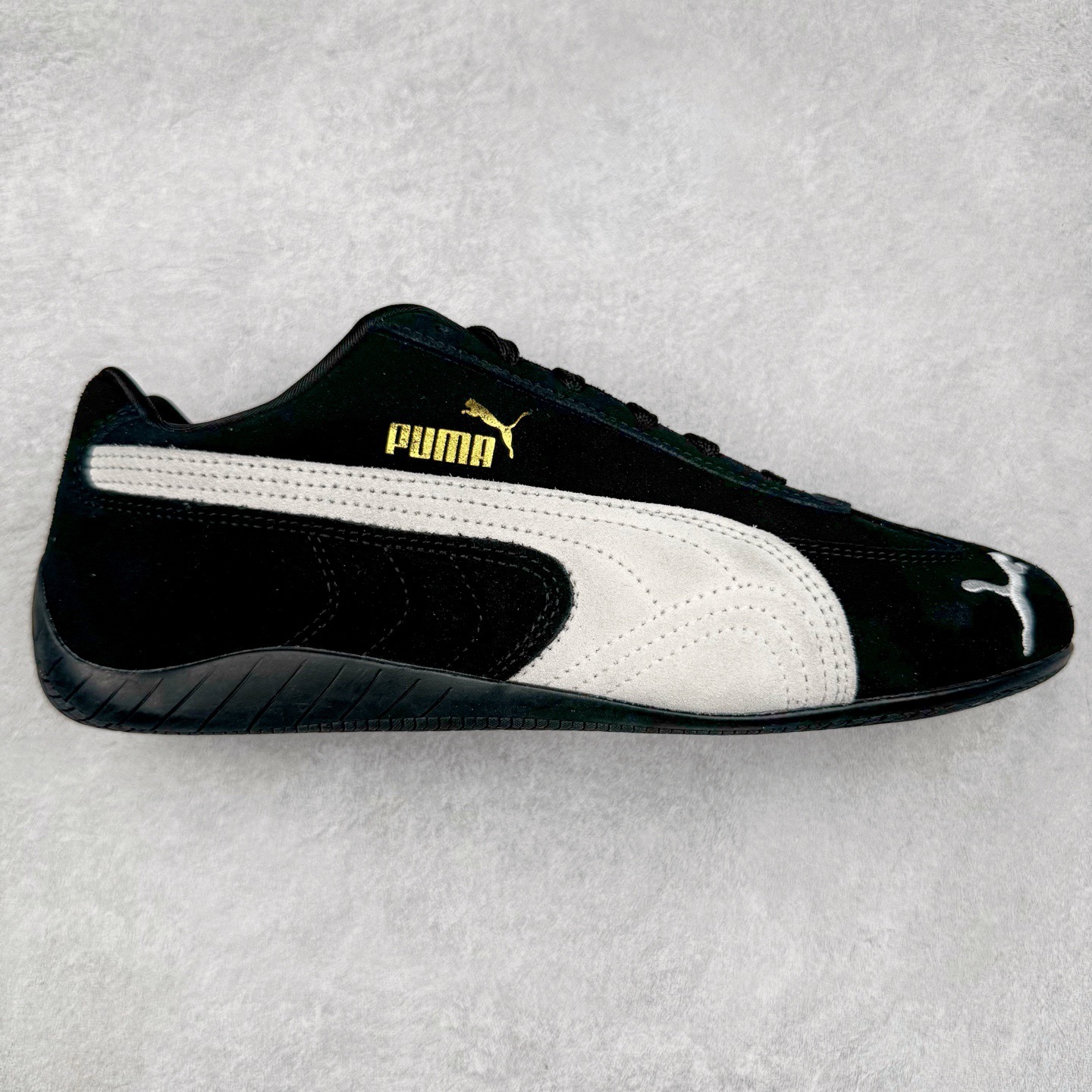 图片[2]-＃CS纯原 PUMA Speedca OG 彪马极速赛车系列低帮德训风拼接复古百搭休闲运动赛车鞋 鞋款从80、90年代赛车手所穿的防火赛车鞋为原型，鞋身线条模仿了赛车的流线廓形，体现了空气动力学原理的结构。简约流畅的外观，恰好又和贯穿其中的Formstrip Logo融合恰到好处，视觉上细节丰富且协调。本次Speedcat OG鞋款归来，最大看点自然式保留了窄版鞋型以及薄底构造。这两年各品牌鞋底越做越厚，Speedcat反其道而行之，上脚几乎无鞋底的效果带来耳目一新的视觉体验。鞋面依旧是以质感细腻的麂皮材质打造，并且大面积近乎全包裹的使用，复古味道也愈发浓烈。配色上更是将最原始的黑色和红色带回，向F1赛车队的标志性队服致敬。相信让各位一眼种草的更多是出挑的大红色，上脚即可瞬间点亮整体造型，在以球鞋为核心的OOTD中脱颖而出。而另一款黑色则是低调的万金油，彰显新潮个性的同时又不喧宾夺主，也是热爱简约系穿搭朋友的首选。 尺码：36 37 37.5 38 38.5 39 40 40.5 41 42 42.5 43 44 44.5 45 46-选品中心