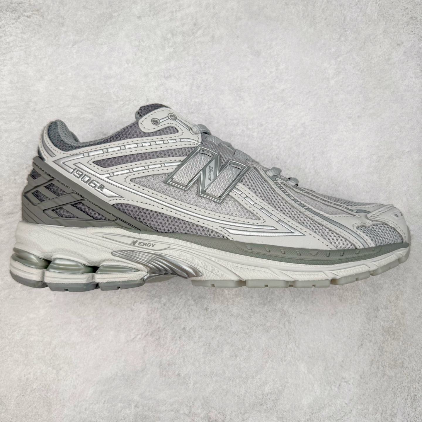 New Balance M1906R NB新百伦系列复古老爹风休闲运动慢跑鞋 日韩出口特供订单 全网最全配色 配套商长期套现长期补货 全新货品 正常出厂触屏不到的单价 超级跑量款 全套原楦原纸板原厂数据开发 进口三明治网面 原装进口翻毛皮料正确绒感卡色 正确中底拉帮中底网布细节 采用轻质牛剖革拼接透气网眼衬垫织物鞋面材质 T-Beam大底提供足步弓支撑 保持步态稳定 后跟搭载外露缓震胶 鞋身整体以各种深浅不一的灰色覆盖 鞋头以淡蓝色调装饰 网眼衬垫通过不规律的色块实现做旧的美感 泛黄的鞋底更是进一步增添了复古气息 尺码：36 37 37.5 38 38.5 39.5 40 40.5 41.5 42 42.5 43 44 45-选品中心