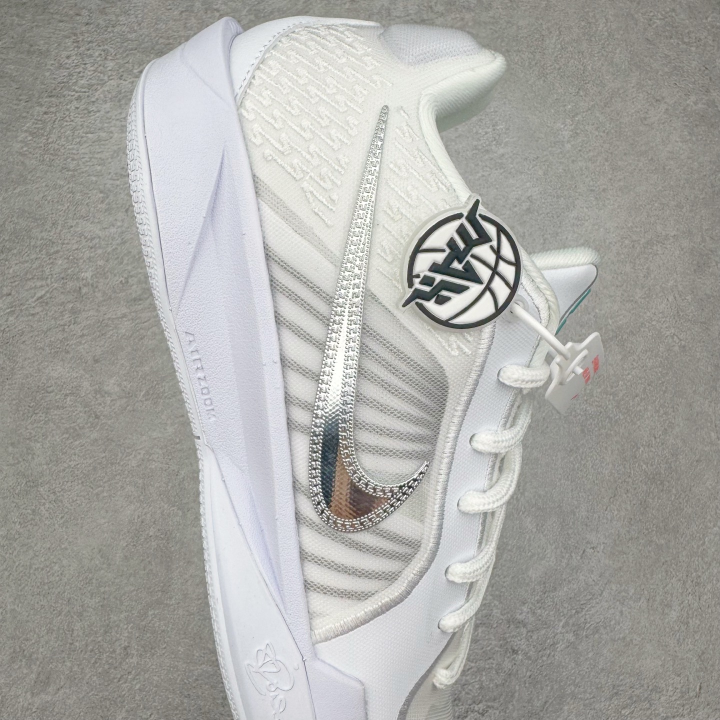 图片[6]-＃Max/灭世 NK Sabrina 2 萨布丽娜二代签名减震防滑低帮篮球鞋 白银 FZ1517-101 革新登场🌪🔝颠覆革新出货‼️缓震配置独家革新！实战属性直接拉满👊🏻实战天花板上限再度提升！实战亲测-性能体验吊打国产同价位鞋款 ⚫️前掌扇形zoom➕增配中足抗扭片➕增配后掌马蹄ZOOM气垫（正品仅配置前掌扇形zoom） 完美解决 正品抗扭不足问题 ⚫️采用科比5代鞋楦以及龙骨数据打造！前后落差仅6mm！小科5实至名归！ ⚫️鞋身➕鞋头增配高频补强层，提升鞋头以及脚踝支撑性 ⚫️鞋垫采用高弹缓震垫材质-磨合一场直接贴合脚型☑️ ⚫️外底加厚2mm，升级止滑配方，磨合一次，抓地原地起飞 后卫旗舰有且只在灭世纯原（支持市场任意货品正面PK） 真材实料，肉眼可见！革新升级绝非空穴来风！灭世纯原内外兼修，用态度诠释最强实战货品👊🏻 尺码：39-46（尺码建议：标准亚洲楦 无需大半码）-选品中心