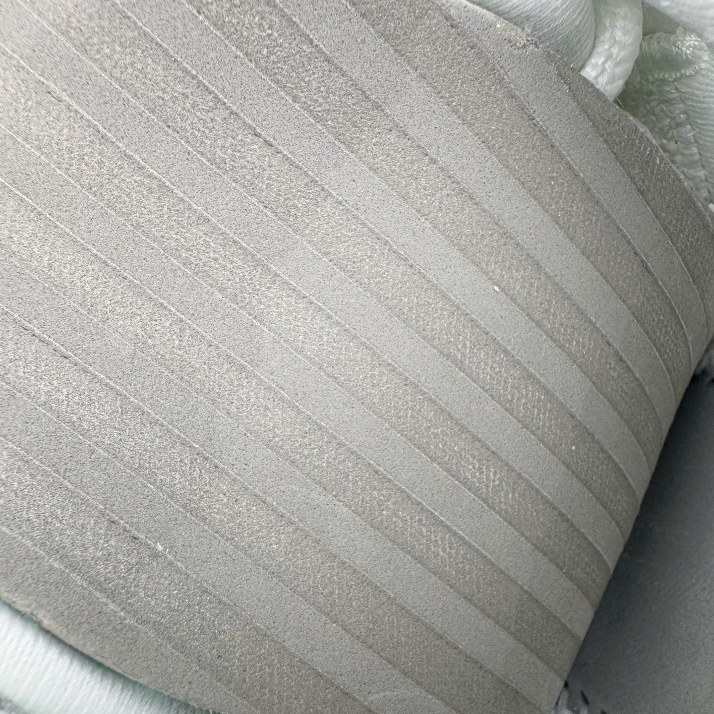 图片[11]-＃Max/灭世 NK Sabrina 2 萨布丽娜二代签名减震防滑低帮篮球鞋 白银 FZ1517-101 革新登场🌪🔝颠覆革新出货‼️缓震配置独家革新！实战属性直接拉满👊🏻实战天花板上限再度提升！实战亲测-性能体验吊打国产同价位鞋款 ⚫️前掌扇形zoom➕增配中足抗扭片➕增配后掌马蹄ZOOM气垫（正品仅配置前掌扇形zoom） 完美解决 正品抗扭不足问题 ⚫️采用科比5代鞋楦以及龙骨数据打造！前后落差仅6mm！小科5实至名归！ ⚫️鞋身➕鞋头增配高频补强层，提升鞋头以及脚踝支撑性 ⚫️鞋垫采用高弹缓震垫材质-磨合一场直接贴合脚型☑️ ⚫️外底加厚2mm，升级止滑配方，磨合一次，抓地原地起飞 后卫旗舰有且只在灭世纯原（支持市场任意货品正面PK） 真材实料，肉眼可见！革新升级绝非空穴来风！灭世纯原内外兼修，用态度诠释最强实战货品👊🏻 尺码：39-46（尺码建议：标准亚洲楦 无需大半码）-选品中心