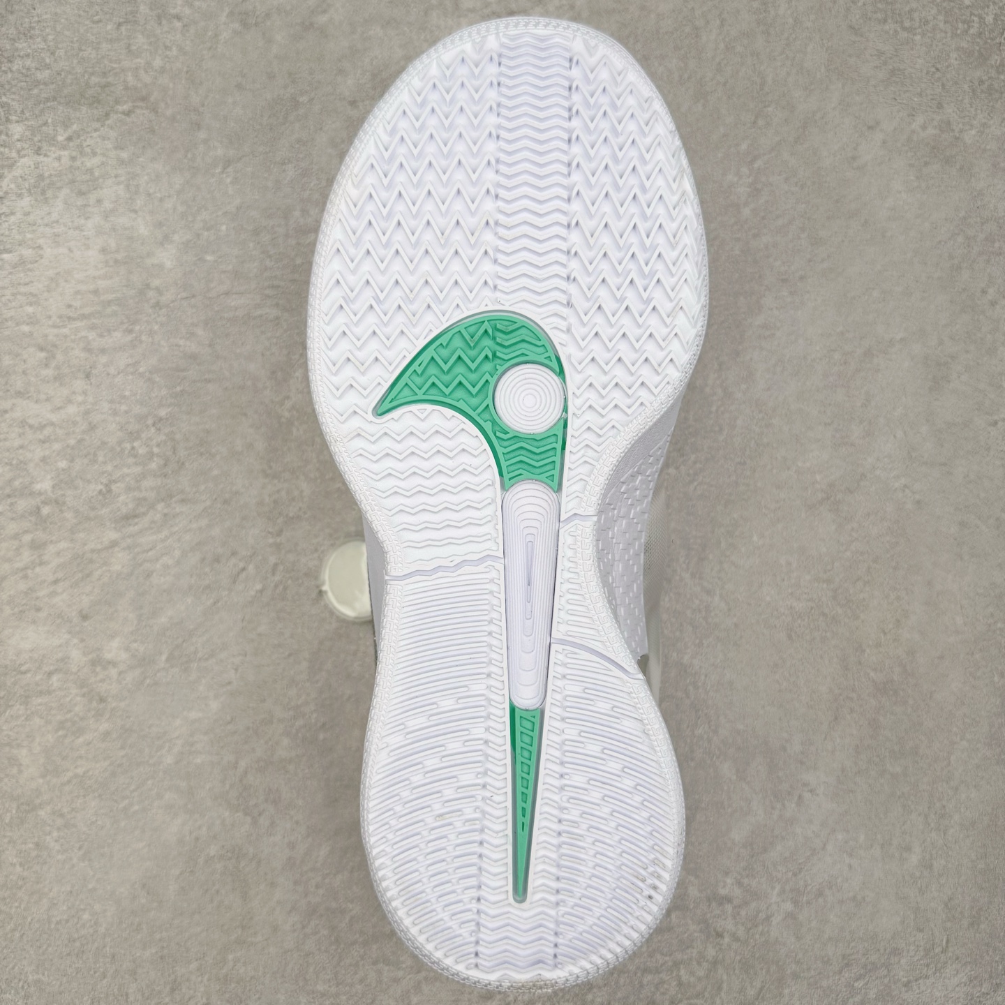 图片[9]-＃Max/灭世 NK Sabrina 2 萨布丽娜二代签名减震防滑低帮篮球鞋 白银 FZ1517-101 革新登场🌪🔝颠覆革新出货‼️缓震配置独家革新！实战属性直接拉满👊🏻实战天花板上限再度提升！实战亲测-性能体验吊打国产同价位鞋款 ⚫️前掌扇形zoom➕增配中足抗扭片➕增配后掌马蹄ZOOM气垫（正品仅配置前掌扇形zoom） 完美解决 正品抗扭不足问题 ⚫️采用科比5代鞋楦以及龙骨数据打造！前后落差仅6mm！小科5实至名归！ ⚫️鞋身➕鞋头增配高频补强层，提升鞋头以及脚踝支撑性 ⚫️鞋垫采用高弹缓震垫材质-磨合一场直接贴合脚型☑️ ⚫️外底加厚2mm，升级止滑配方，磨合一次，抓地原地起飞 后卫旗舰有且只在灭世纯原（支持市场任意货品正面PK） 真材实料，肉眼可见！革新升级绝非空穴来风！灭世纯原内外兼修，用态度诠释最强实战货品👊🏻 尺码：39-46（尺码建议：标准亚洲楦 无需大半码）-选品中心