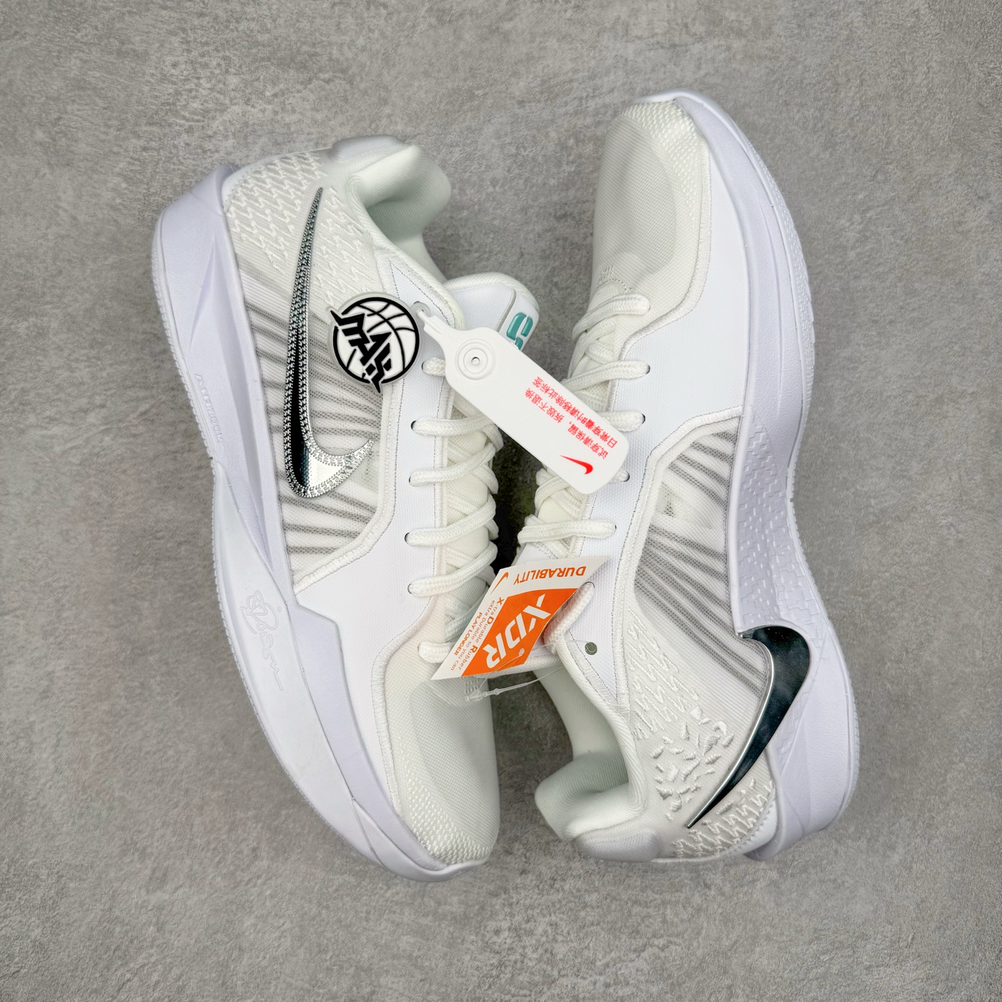 图片[3]-＃Max/灭世 NK Sabrina 2 萨布丽娜二代签名减震防滑低帮篮球鞋 白银 FZ1517-101 革新登场🌪🔝颠覆革新出货‼️缓震配置独家革新！实战属性直接拉满👊🏻实战天花板上限再度提升！实战亲测-性能体验吊打国产同价位鞋款 ⚫️前掌扇形zoom➕增配中足抗扭片➕增配后掌马蹄ZOOM气垫（正品仅配置前掌扇形zoom） 完美解决 正品抗扭不足问题 ⚫️采用科比5代鞋楦以及龙骨数据打造！前后落差仅6mm！小科5实至名归！ ⚫️鞋身➕鞋头增配高频补强层，提升鞋头以及脚踝支撑性 ⚫️鞋垫采用高弹缓震垫材质-磨合一场直接贴合脚型☑️ ⚫️外底加厚2mm，升级止滑配方，磨合一次，抓地原地起飞 后卫旗舰有且只在灭世纯原（支持市场任意货品正面PK） 真材实料，肉眼可见！革新升级绝非空穴来风！灭世纯原内外兼修，用态度诠释最强实战货品👊🏻 尺码：39-46（尺码建议：标准亚洲楦 无需大半码）-选品中心